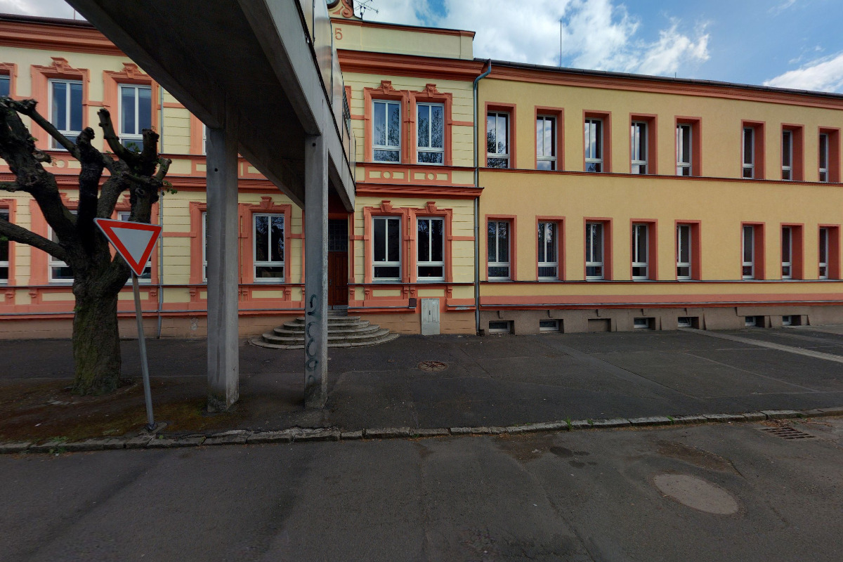 ZŠ K. Vary, 1. máje - Dvory