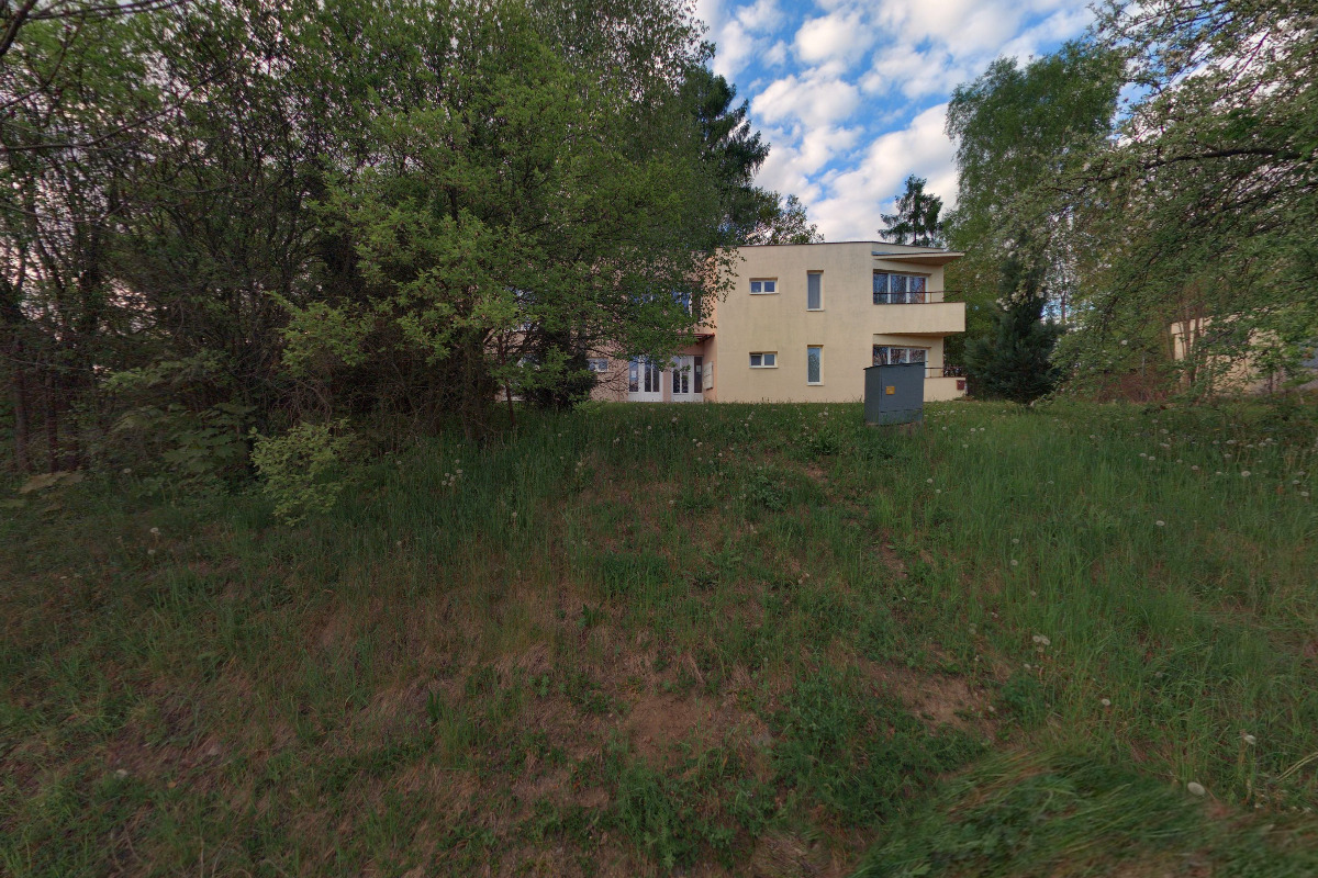 Pod křídly - Dům na půl cesty