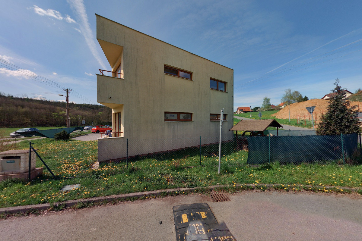 Pod křídly - Dům na půl cesty