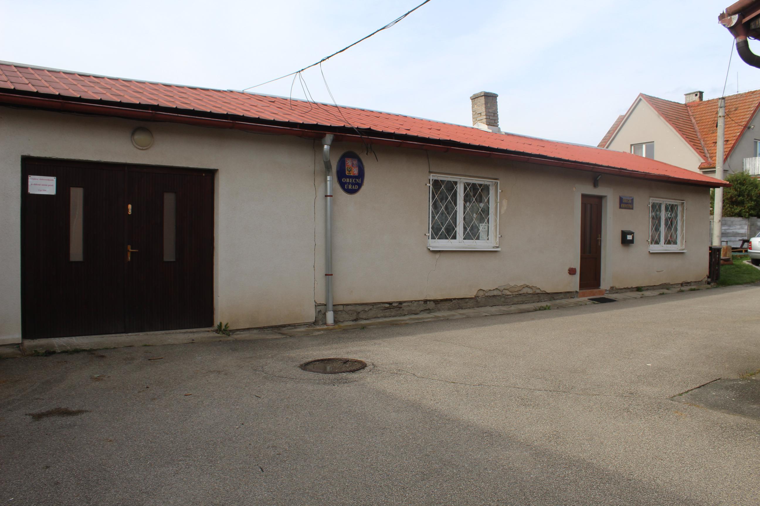 Ústrašice - obecní úřad foto 2