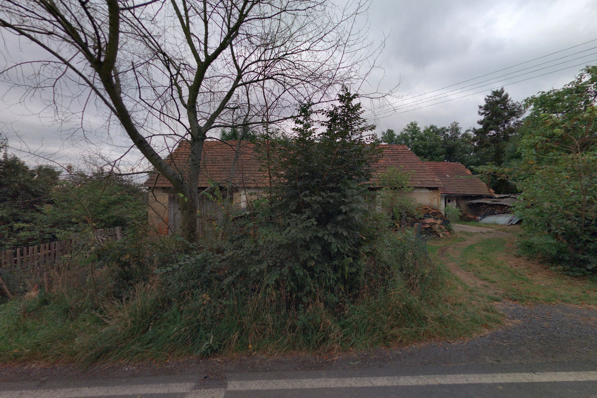 Tiny house v ohradě