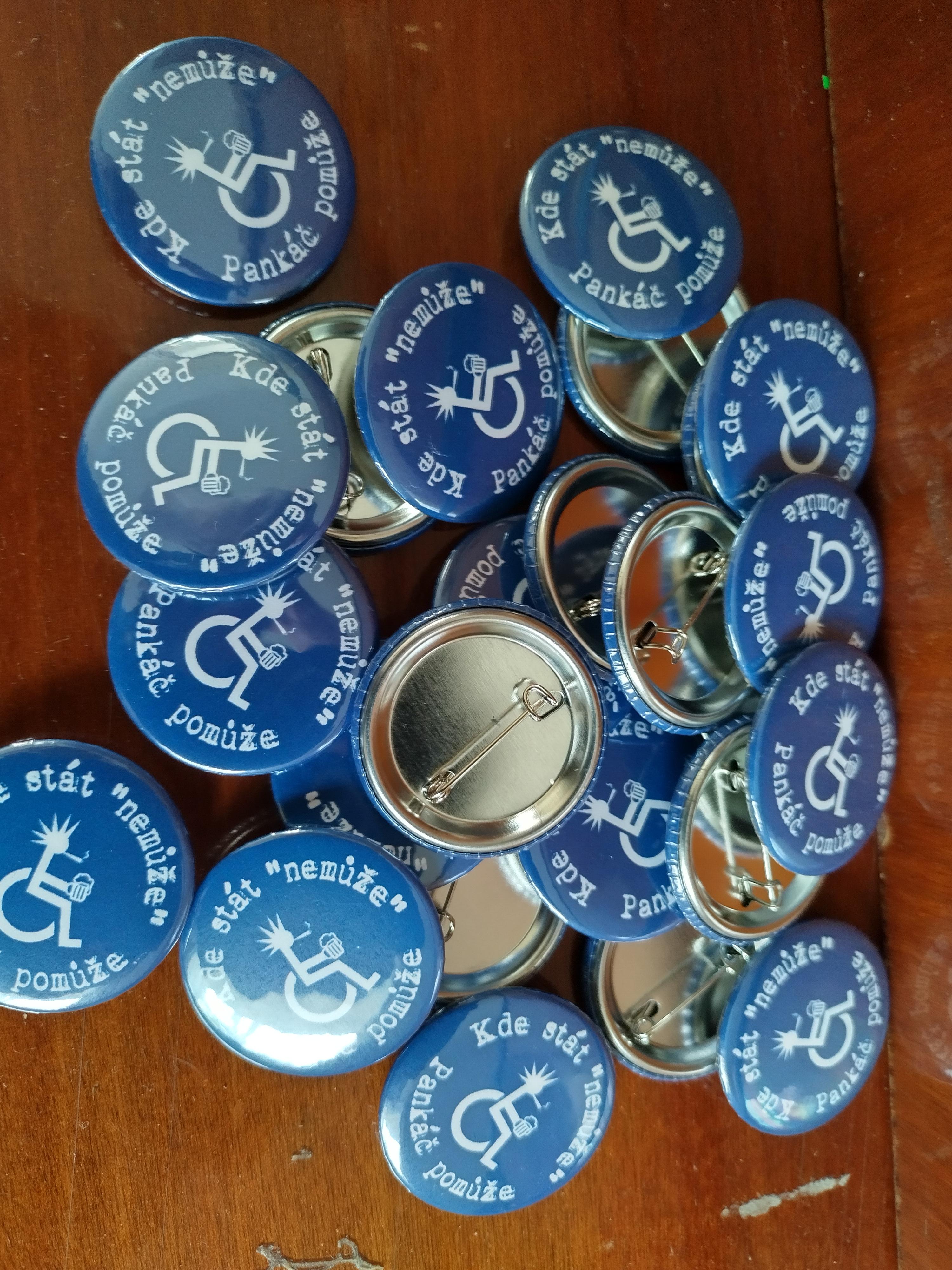 Výroba placek se spínacím špendlíkem