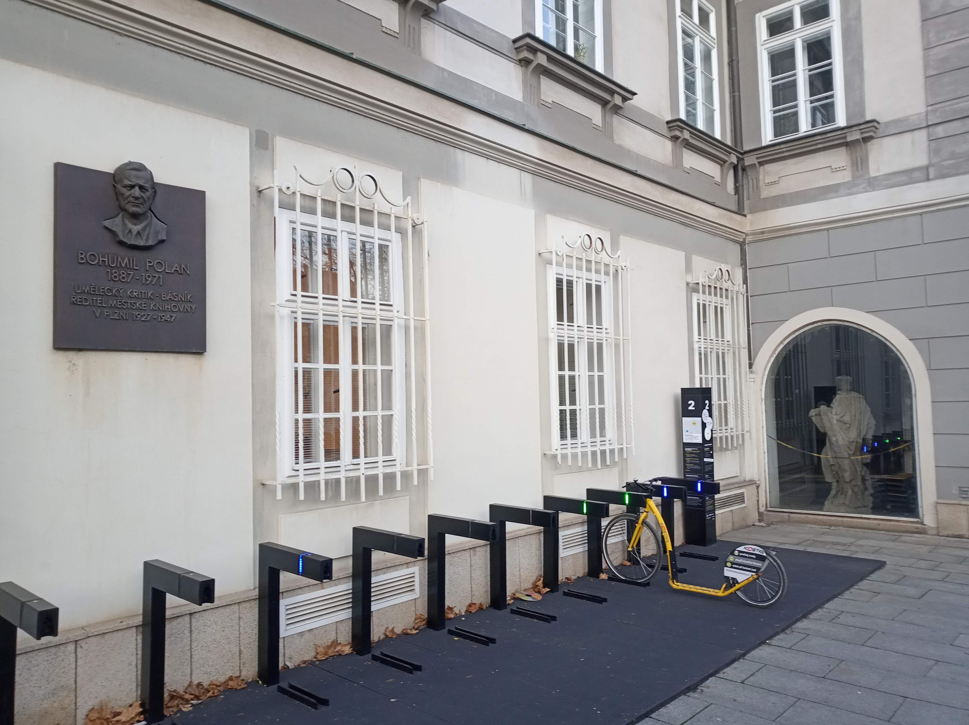 Technická knihovna Útvaru koncepce a rozvoje města Plzně foto 2