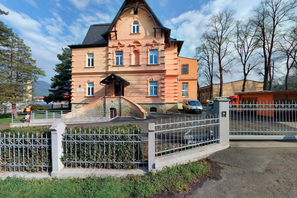 Střední škola, Děčín XXXII, Vítězství 70