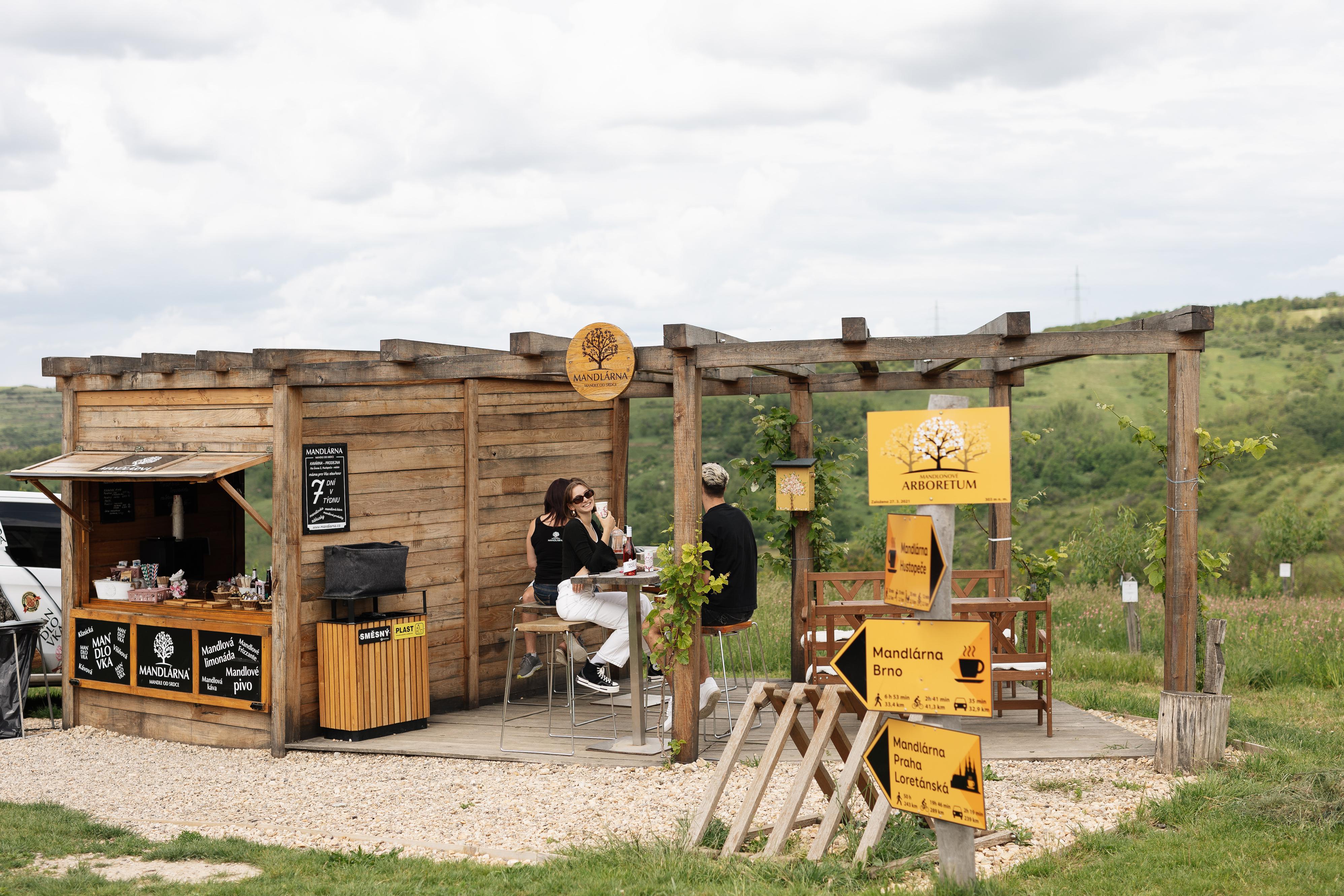 Mandlárna - stánek v sadu