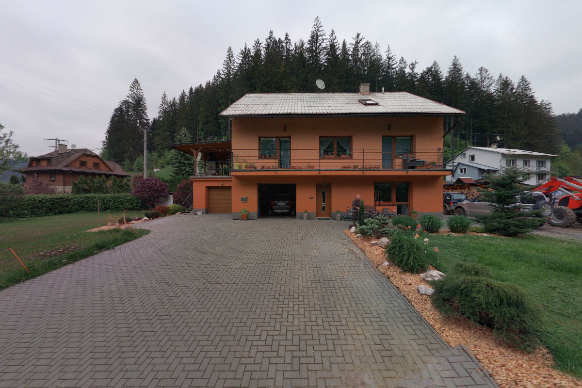 Zednické práce u autobusové zastávky Kelnar