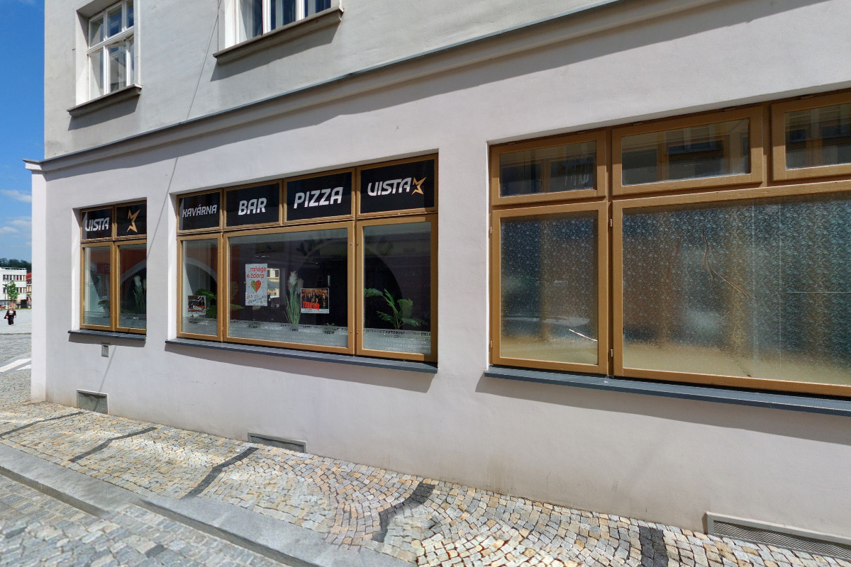 Občerstvení u pizzerie Mileniium
