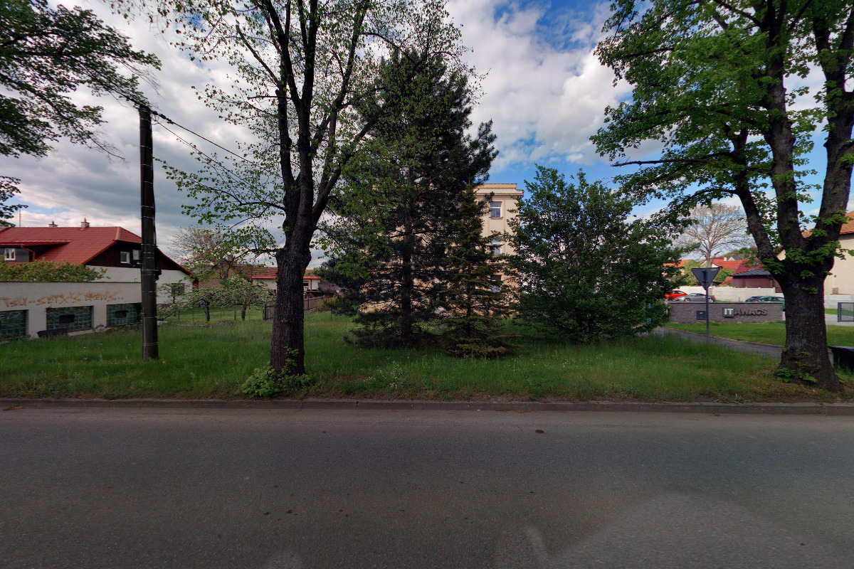 Pod křídly - Dům na půl cesty