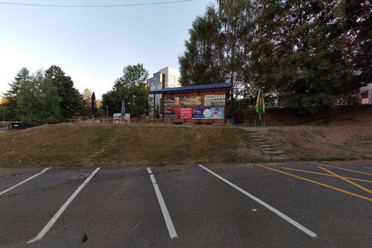 Stánek s občerstvením u parkoviště