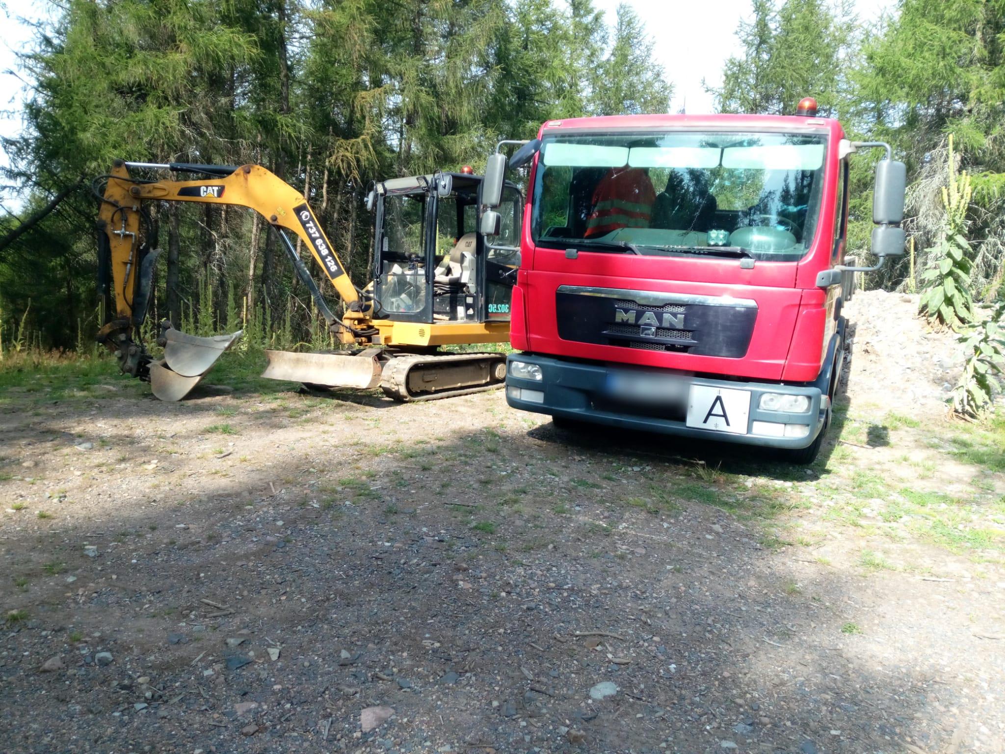 Kontejnery - minibagr František Černý