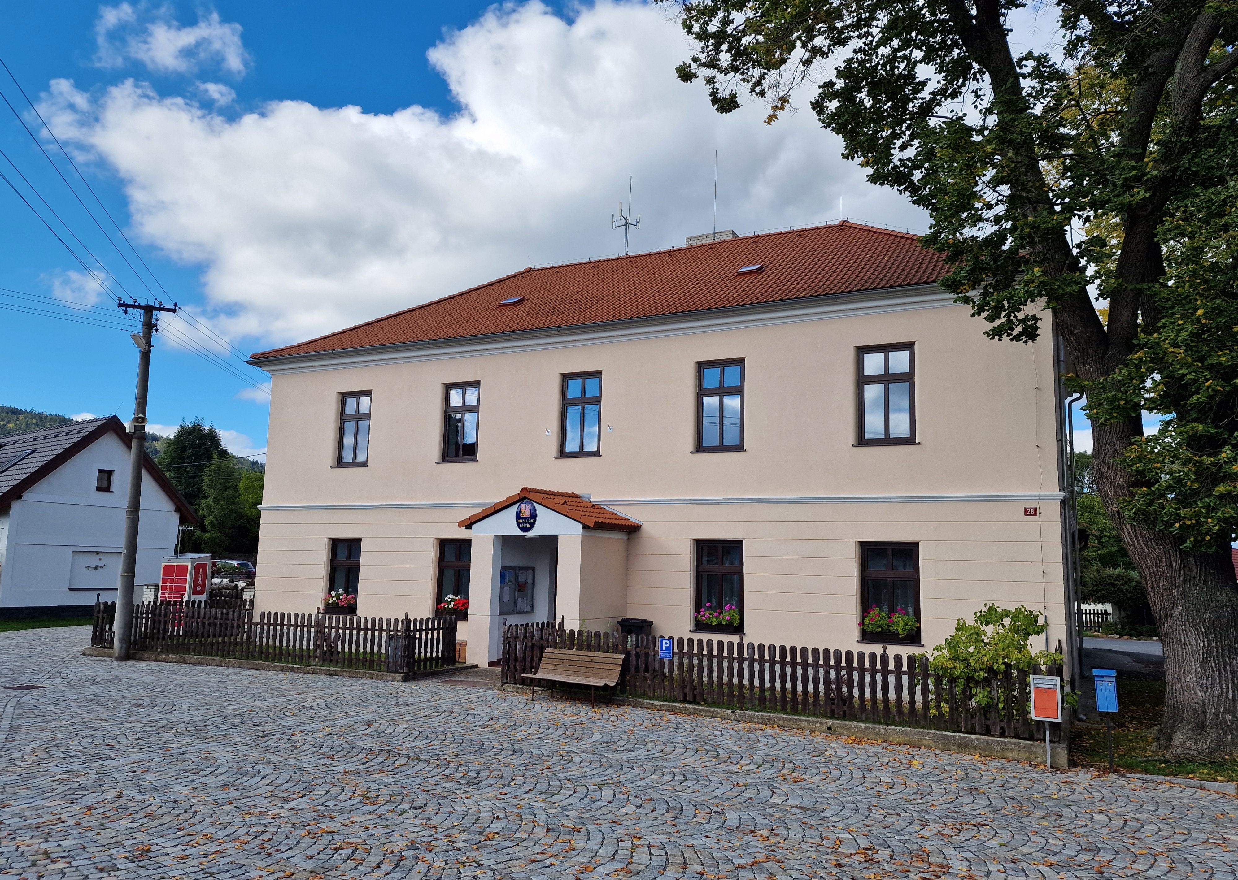 Běštín - obecní úřad foto 2
