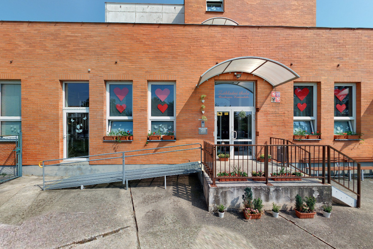 Základní škola Otrokovice, Komenského foto 2