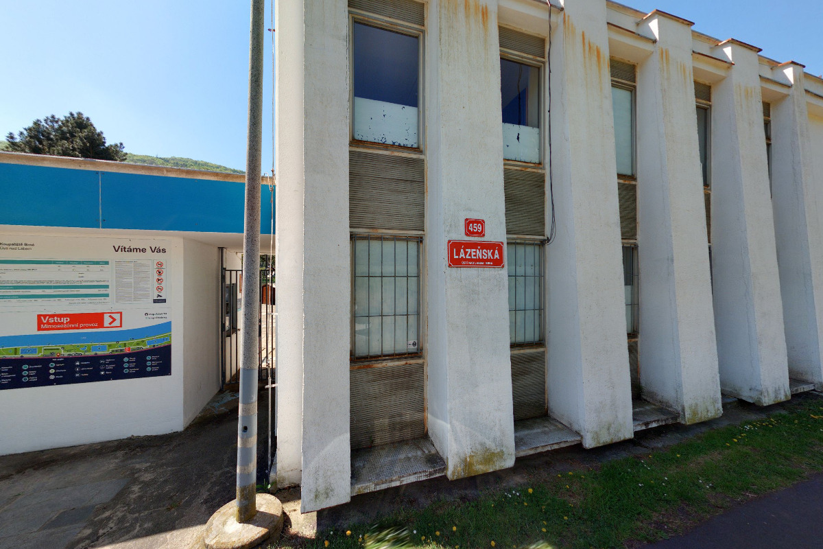 Stánek s občerstvením u pokladny koupaliště