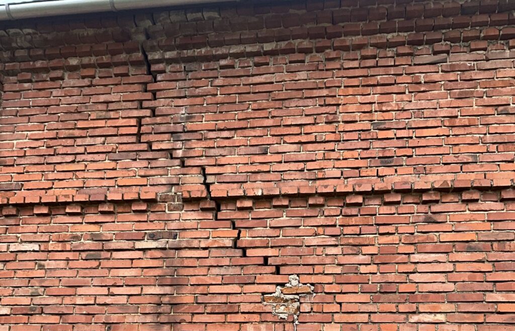 Měření a monitoring trhlin