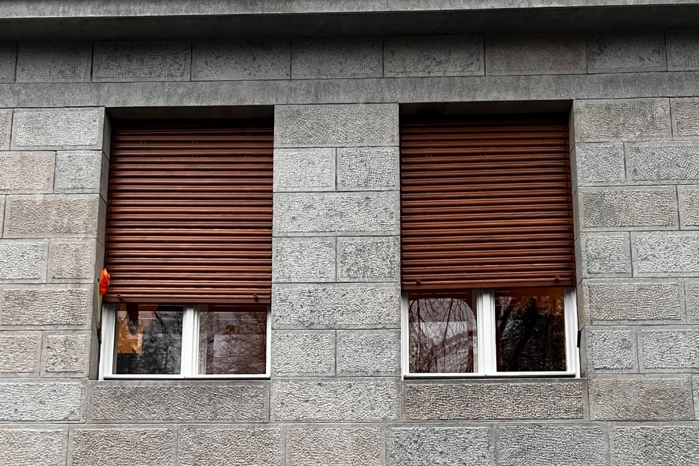 Předokenní dřevěné retro rolety