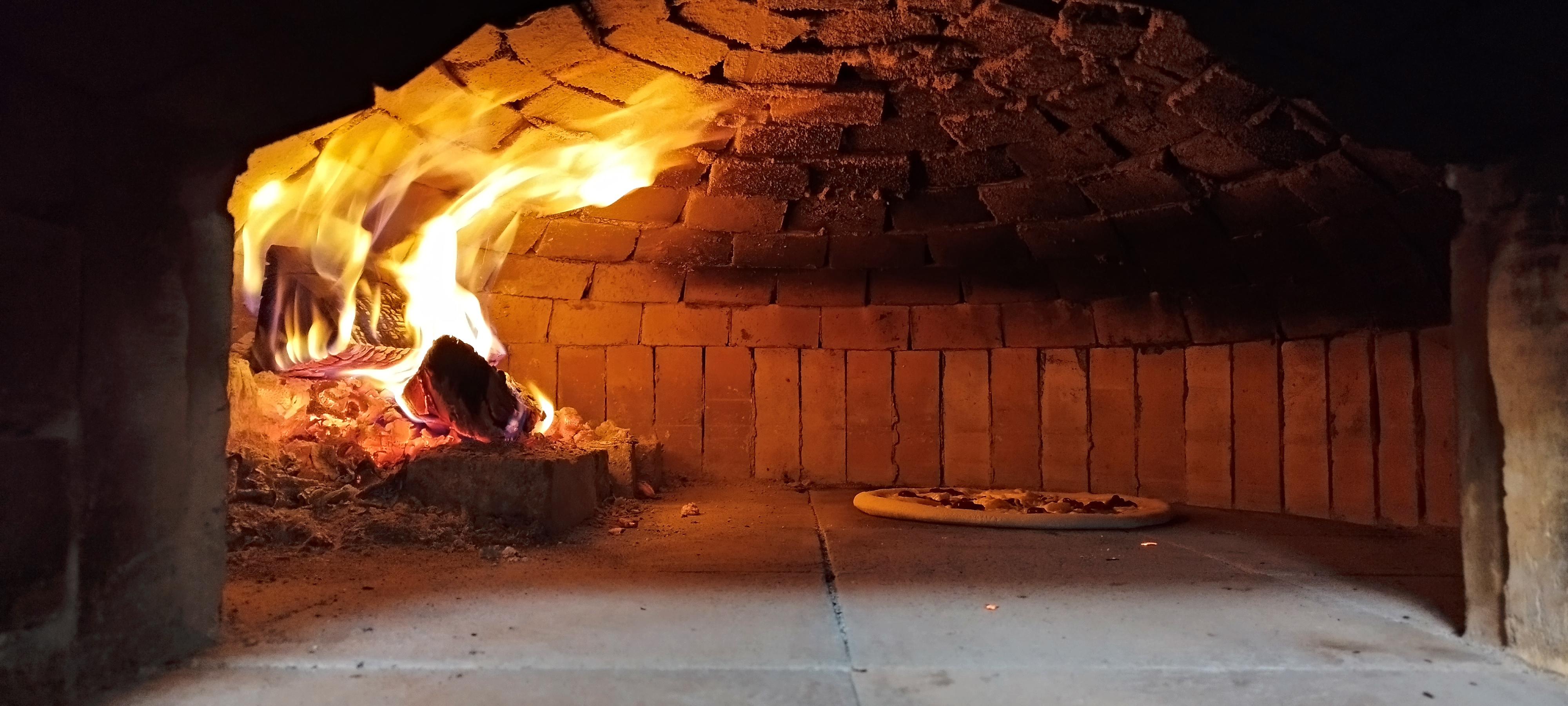 Pizza z kamenné pece foto 5