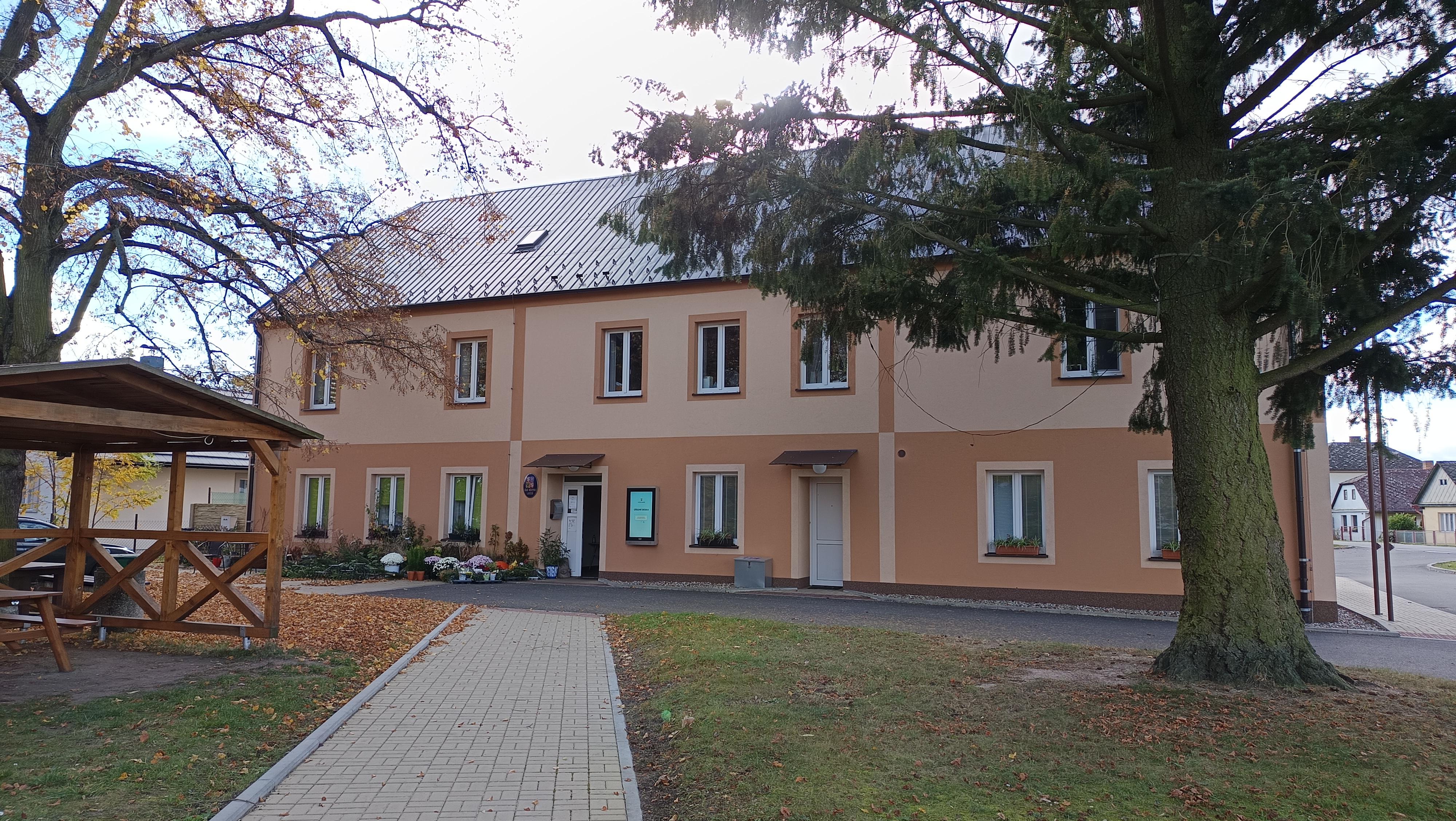 Loučeň - úřad městyse foto 2