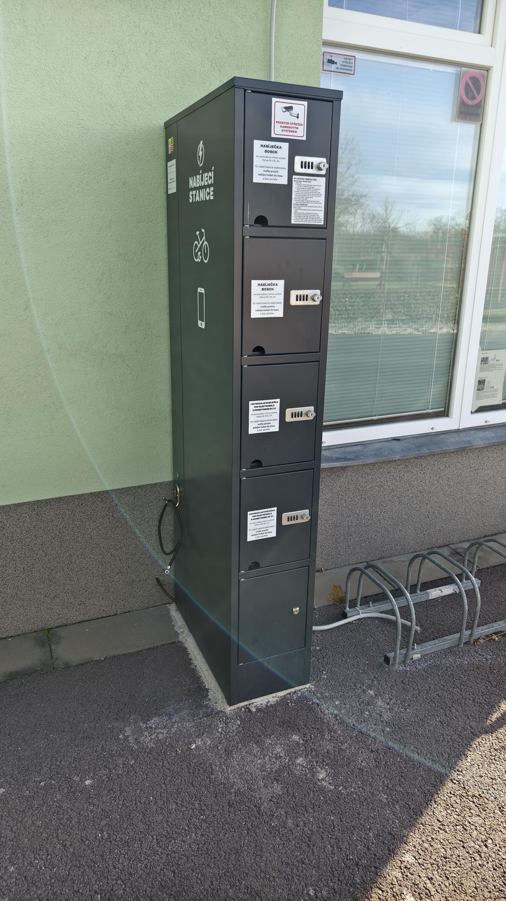 Nabíjecí stanice pro elektrokola a mobilní zařízení foto 2