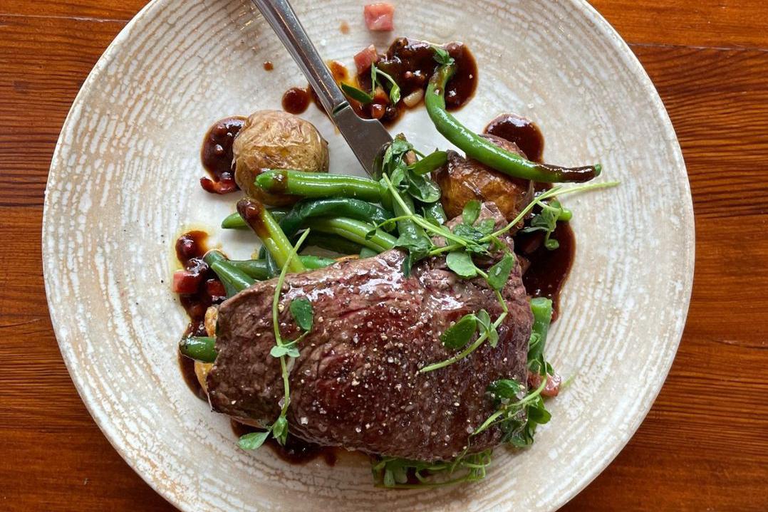 Polední nabídka i večerní speciality a naše piva