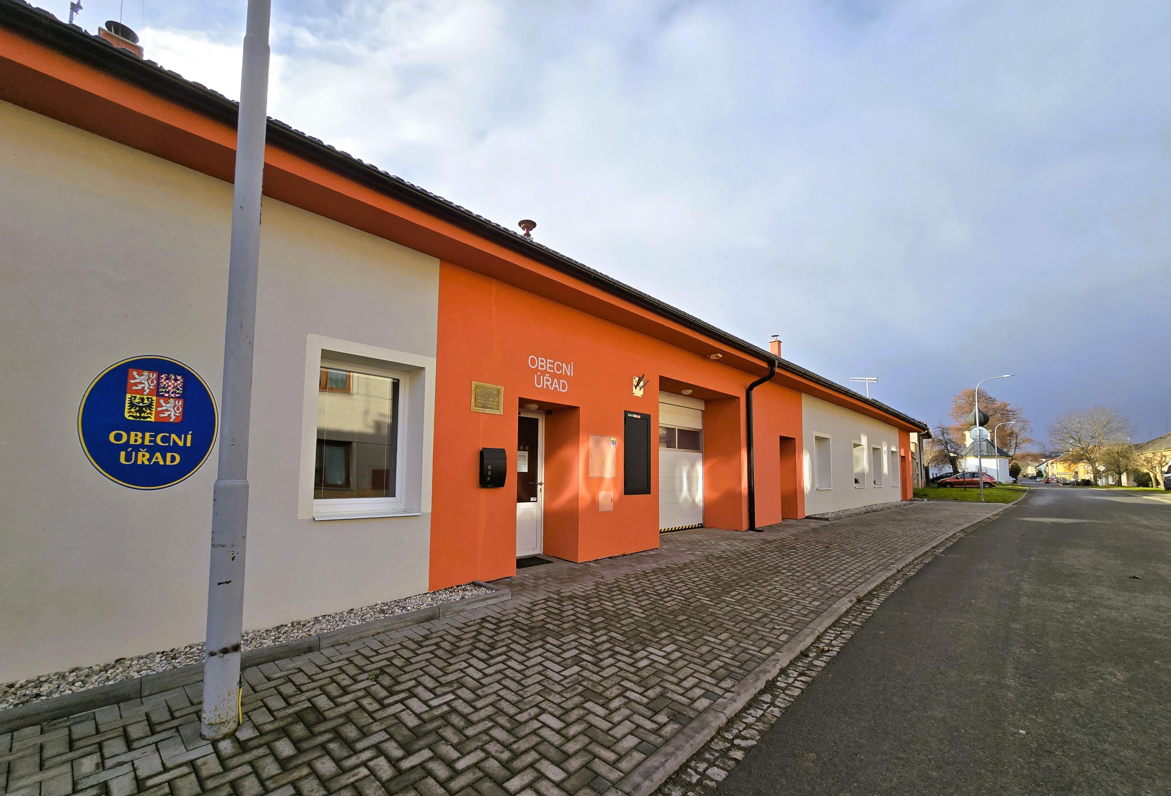 Bílovice-Lutotín - obecní úřad foto 2