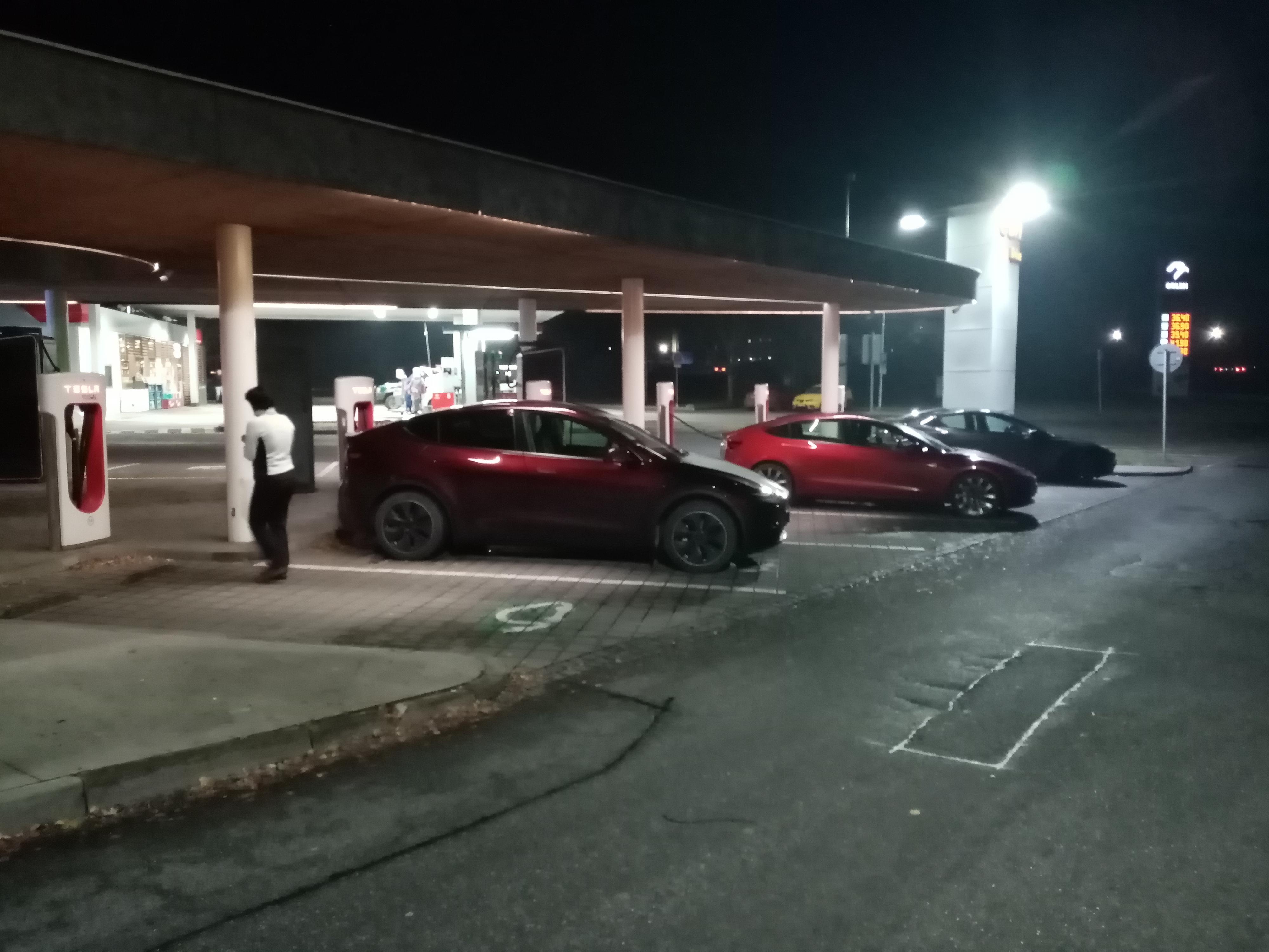Nabíjecí stanice Tesla supercharger foto 3