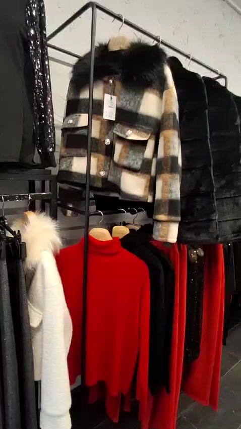 Butik s italskou módou foto 2 (náhled videa)
