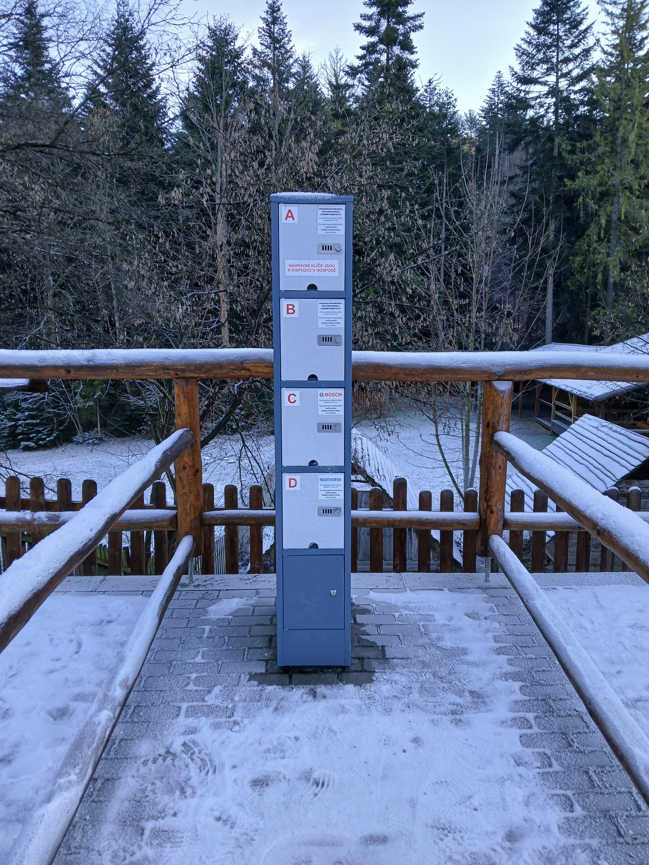 Nabíjecí stanice pro elektrokola a mobilní zařízení foto 2