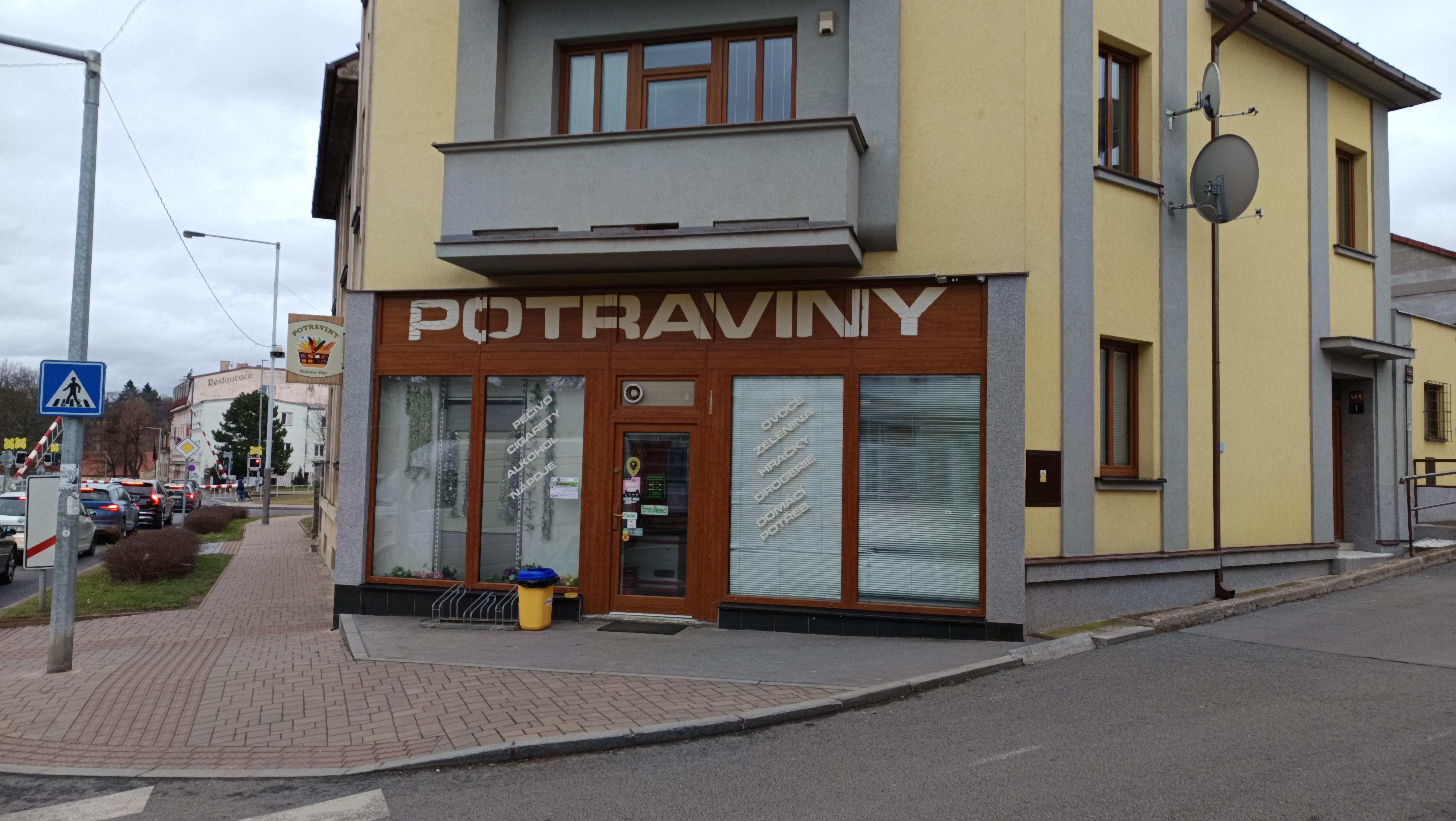 Potraviny u fotbalového stadionu