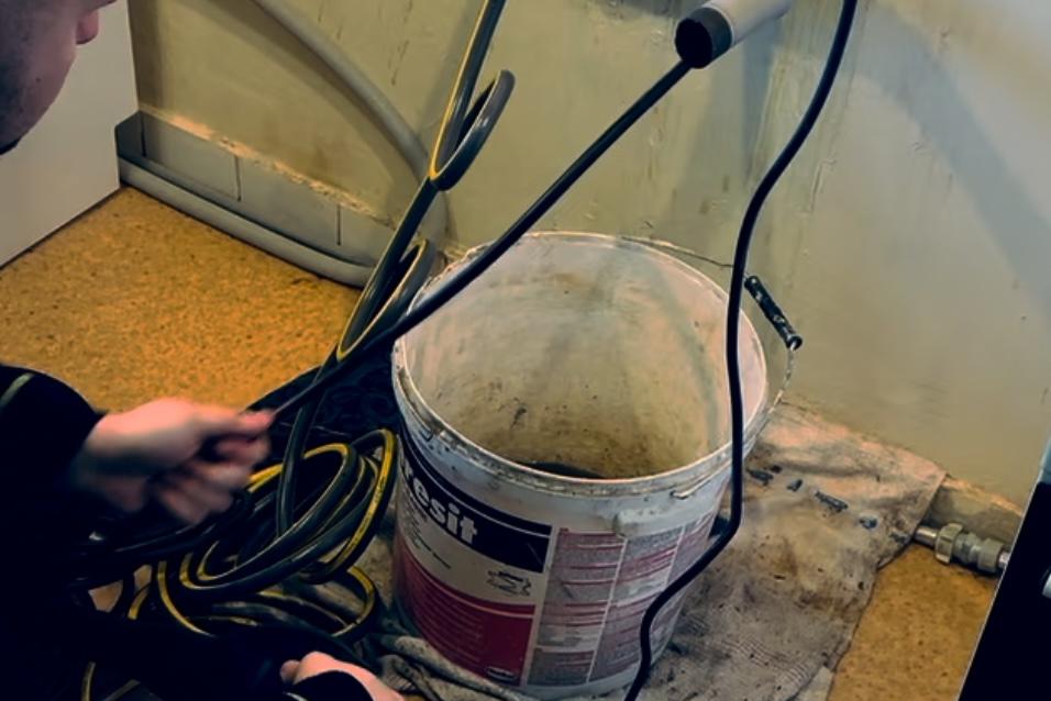 Čistění ucpaného potrubí tlakovou vodou