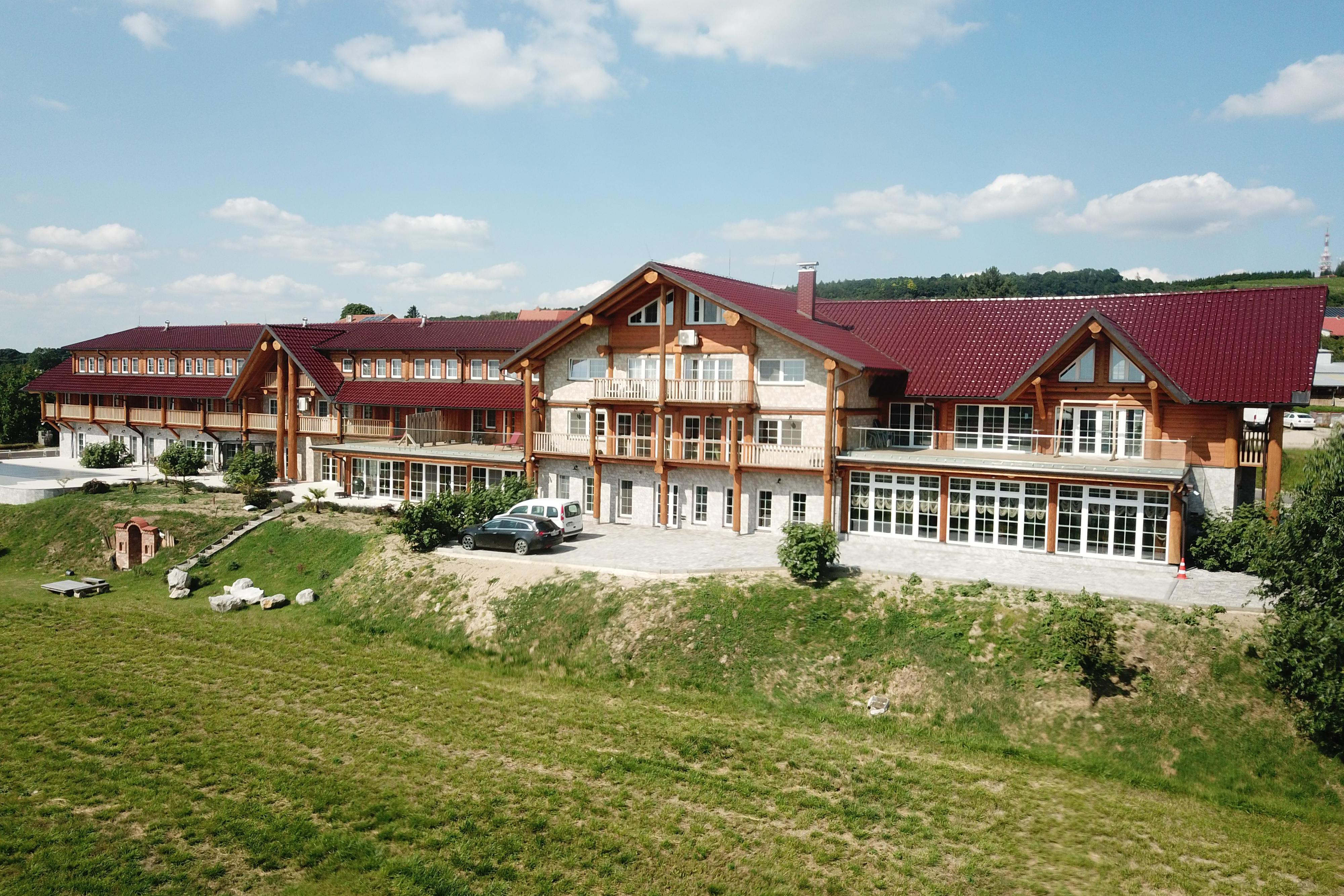 DCM Hotel a Selský dvůr