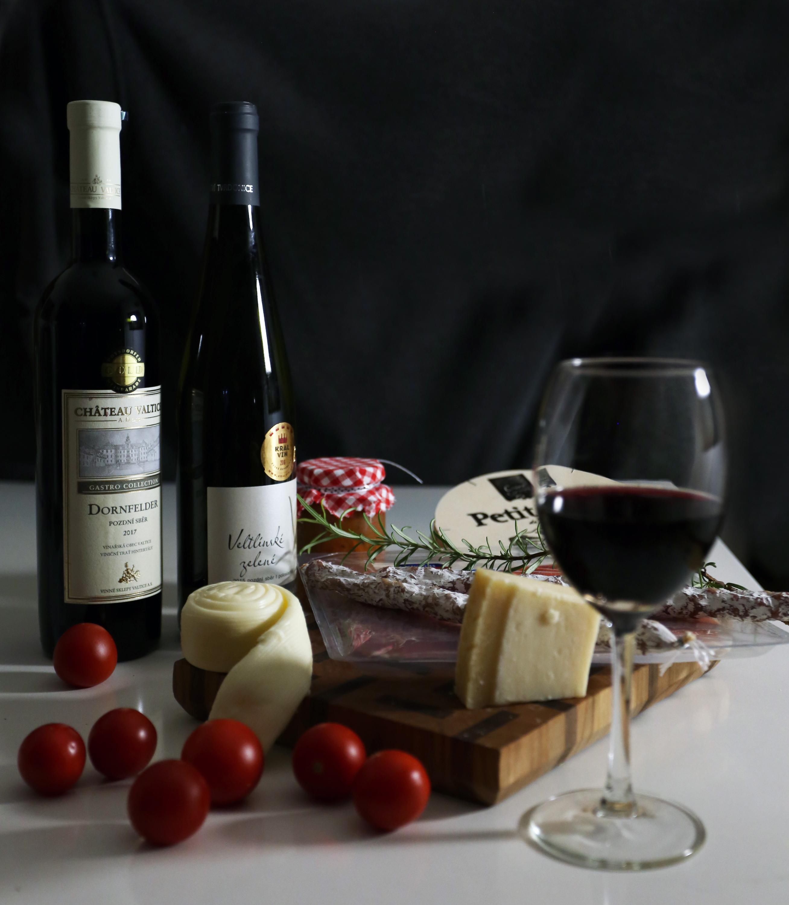 MONAMI knihy, galerie, kavárna foto 2