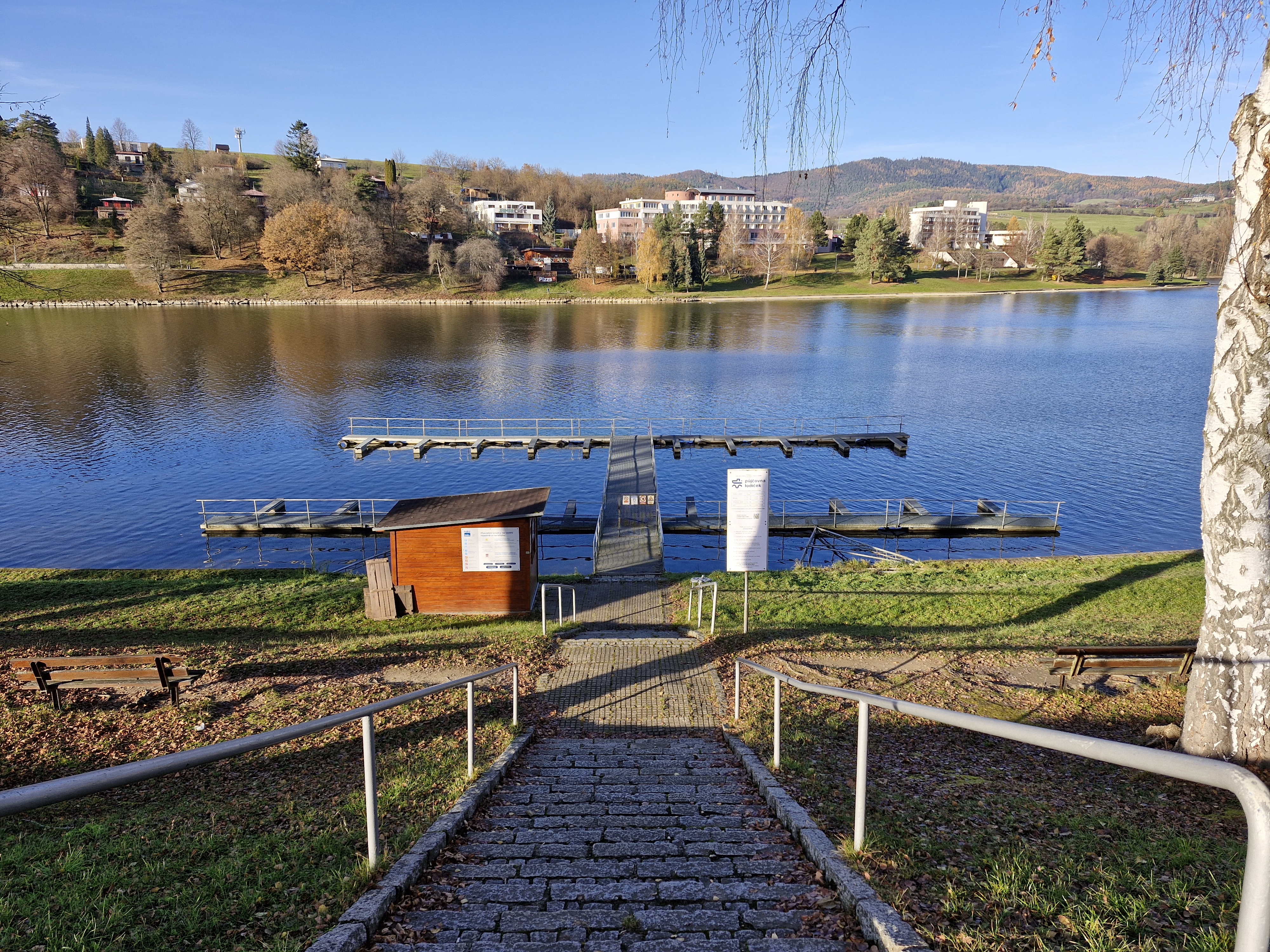 Půjčovna lodiček a šlapadel v. n. Luhačovice foto 2