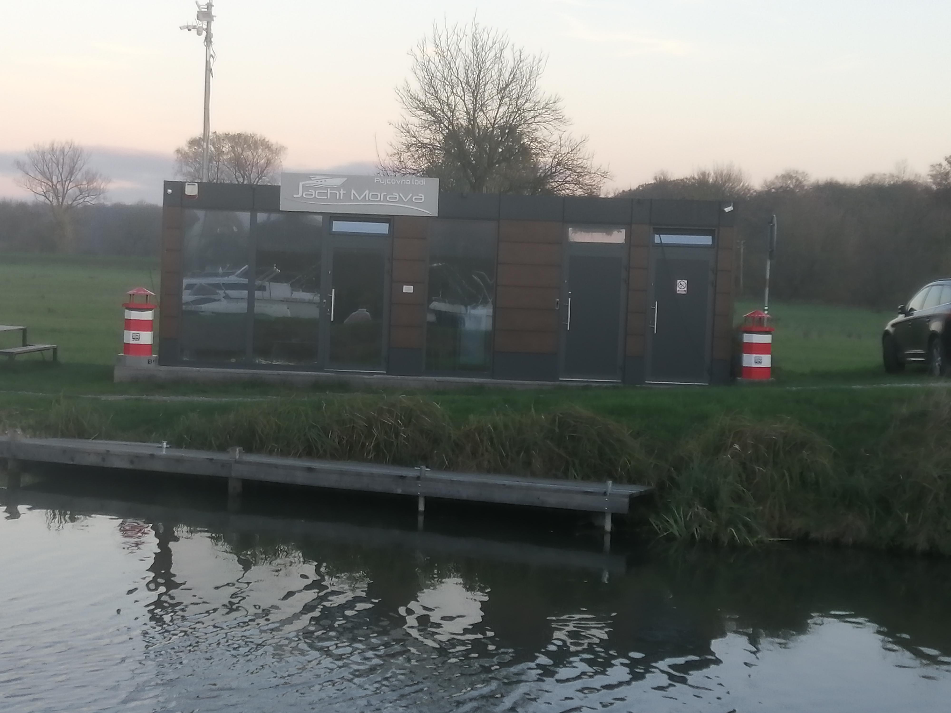 Půjčovna lodí Jacht Morava foto 2