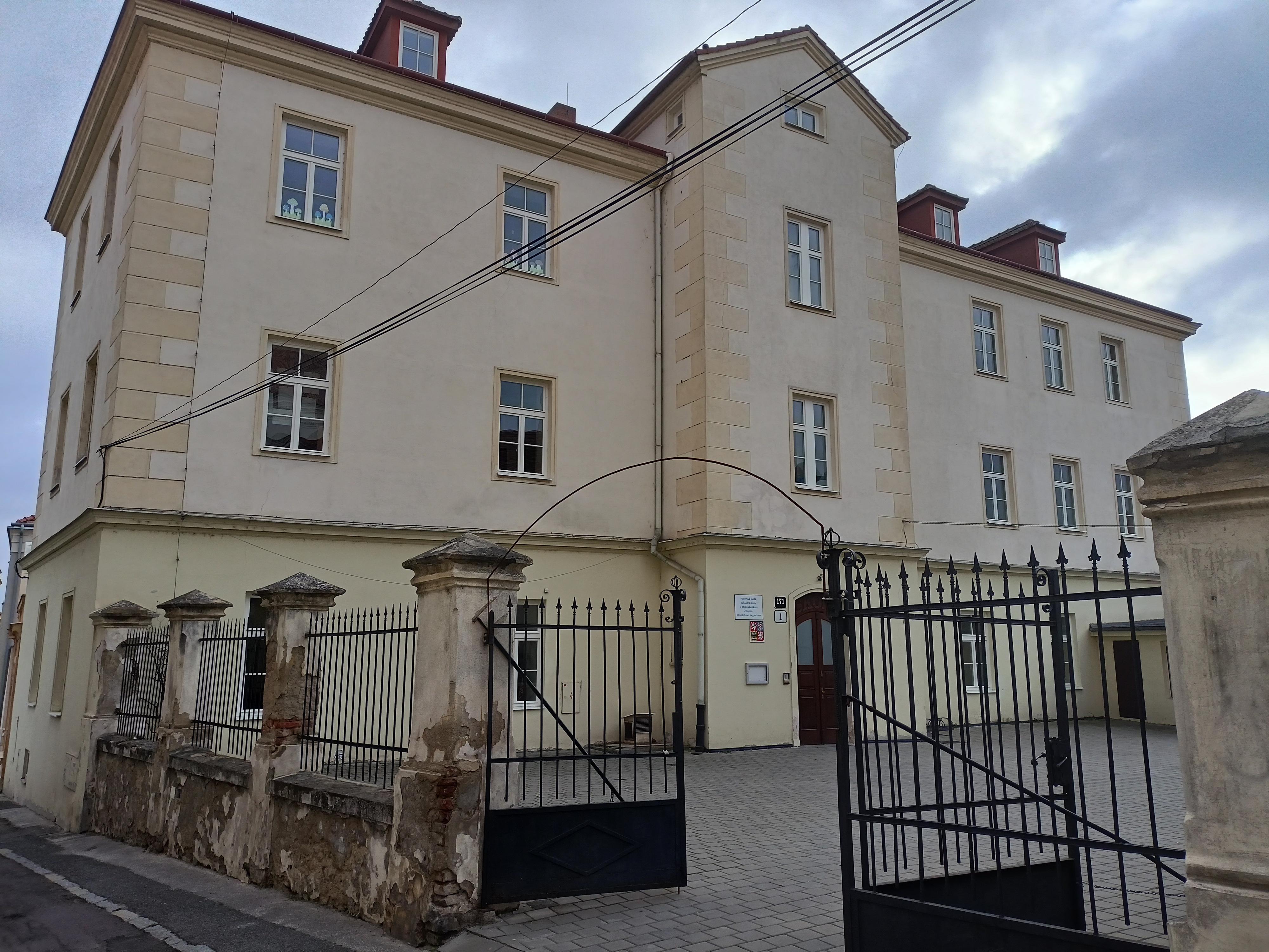 MŠ, ZŠ a Praktická škola Znojmo, Jezuitské náměstí