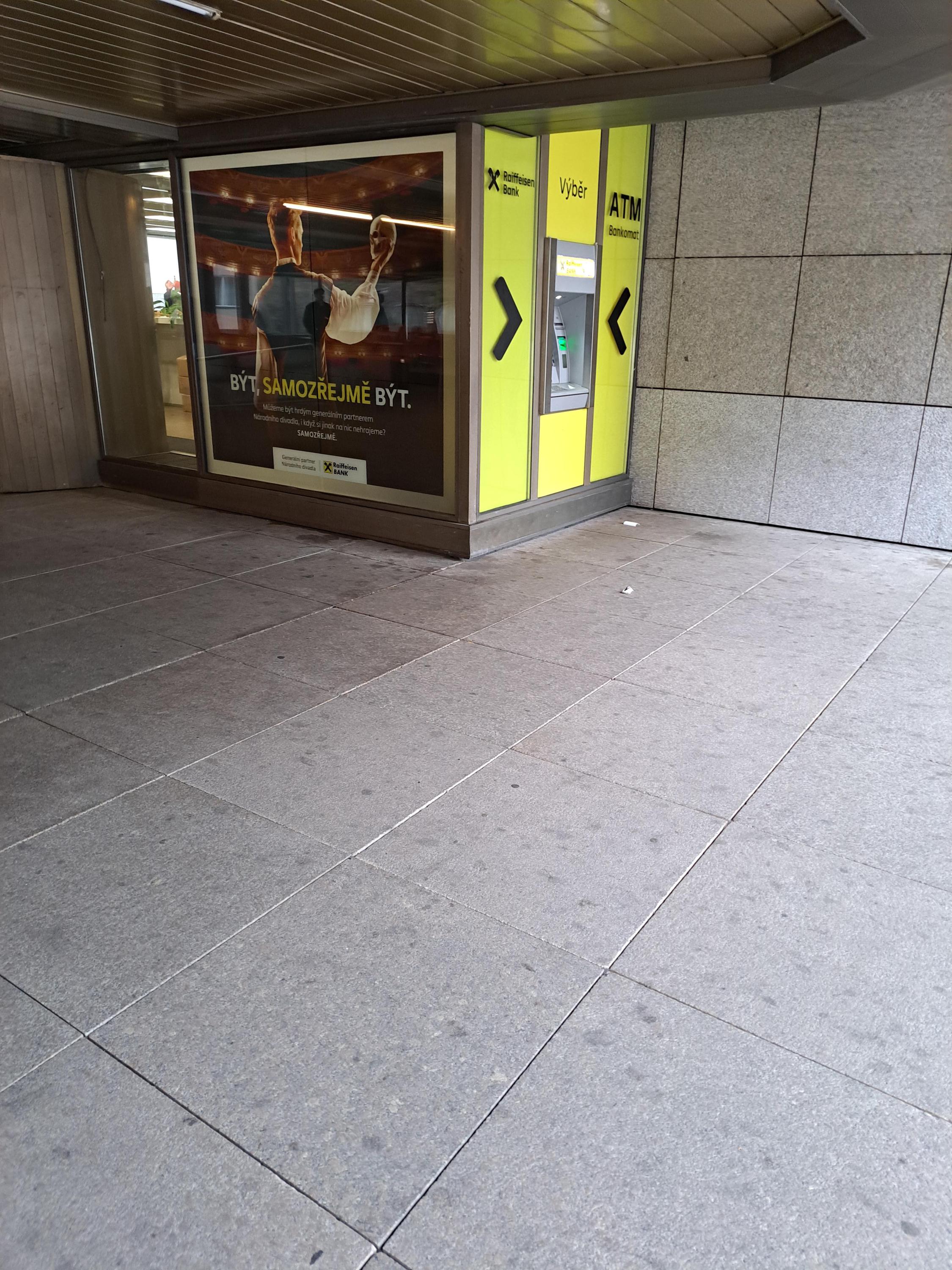 Raiffeisenbank - bankomat foto 2