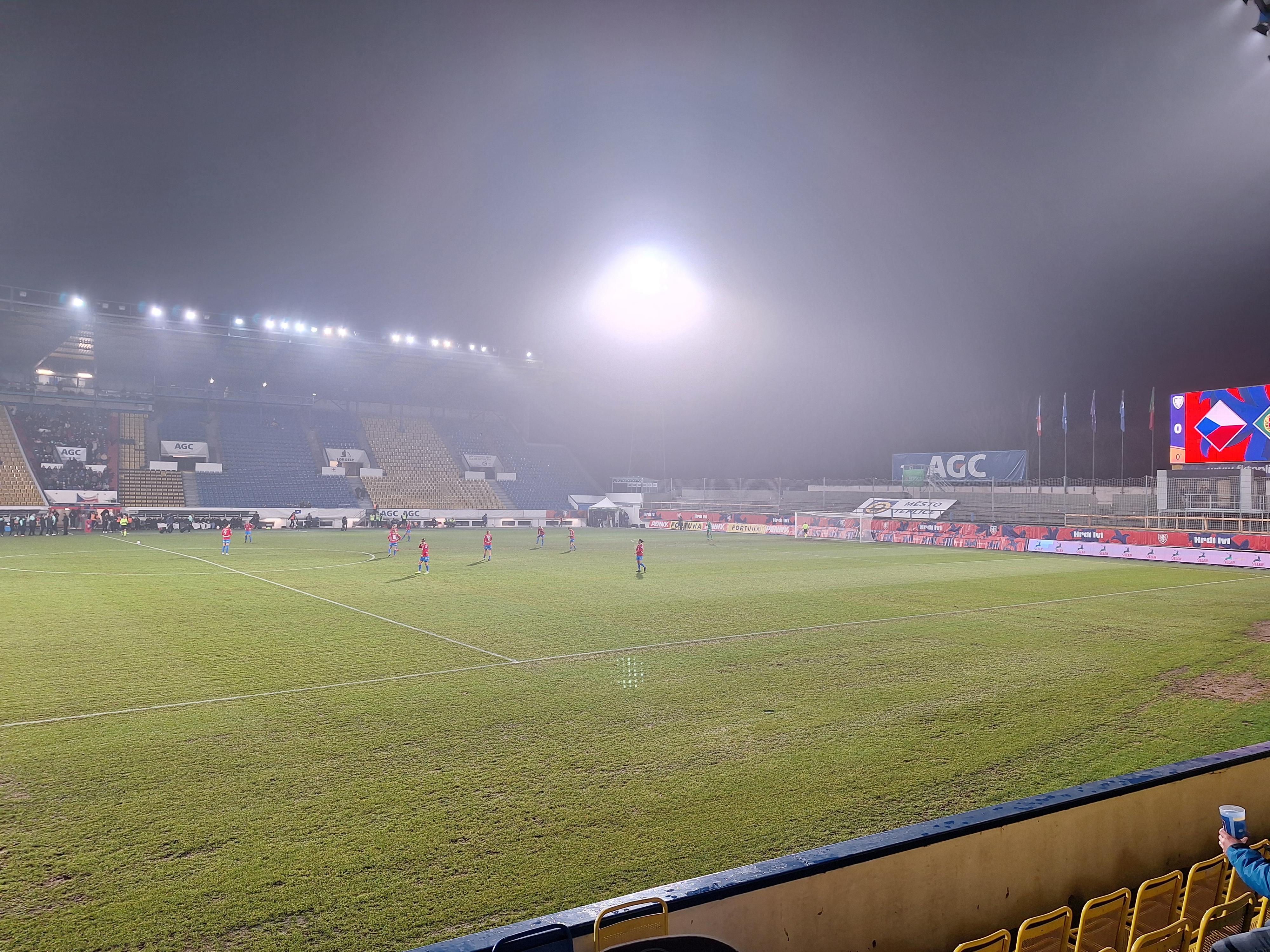 Fotbalový stadion Na Stínadlech foto 4