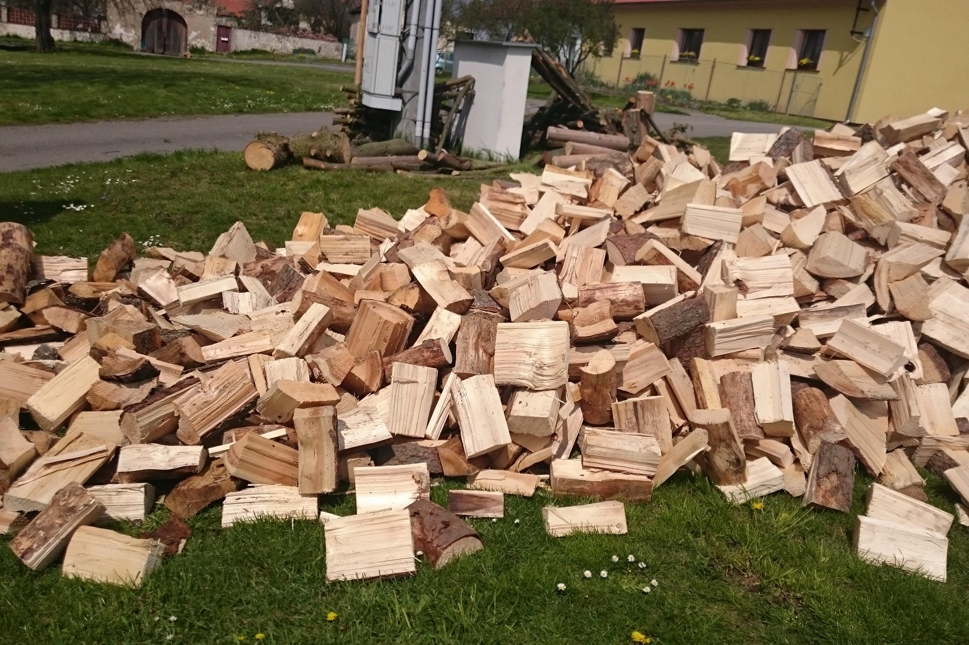 Smrk štípaný na polínka