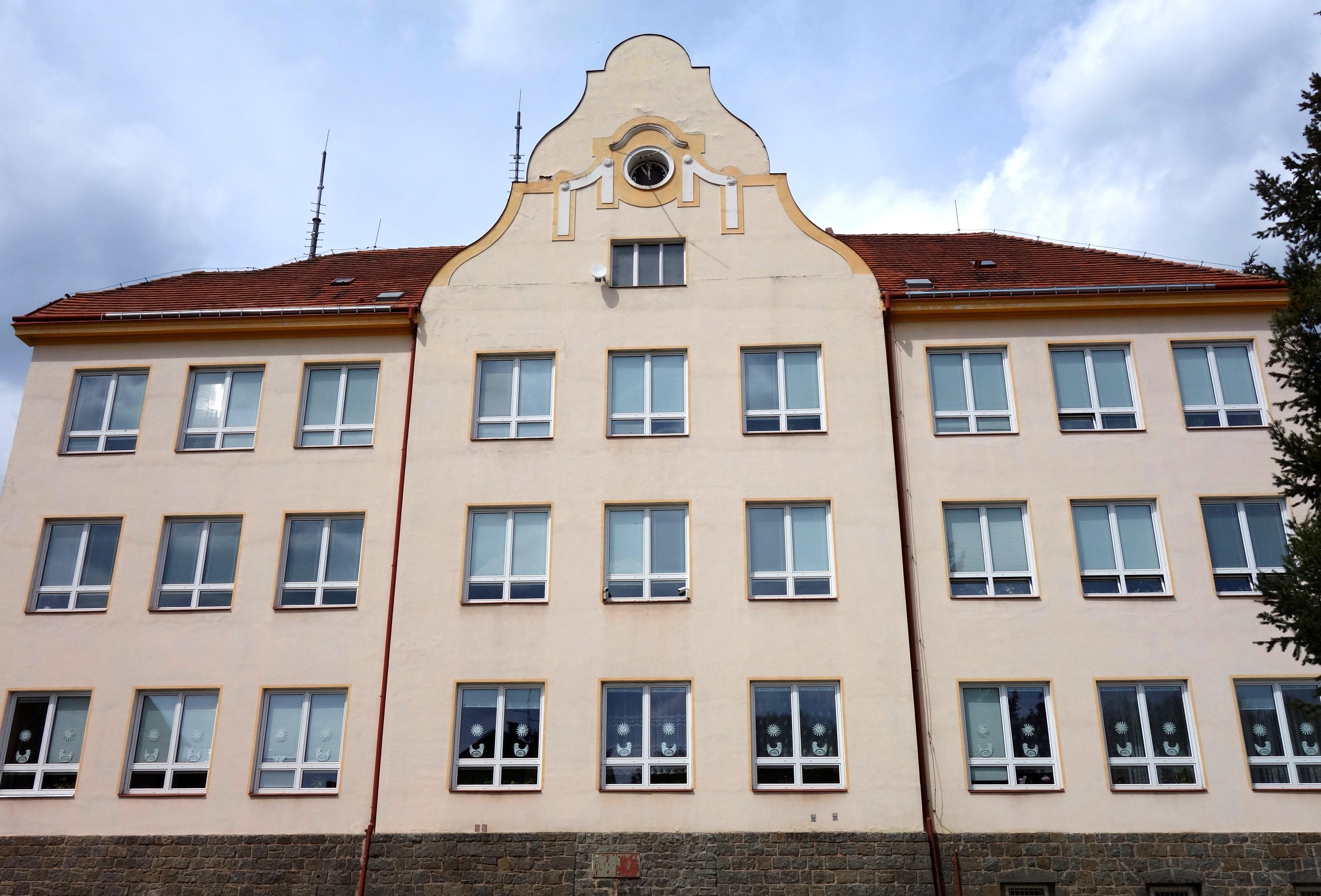 Základní škola Kryry, okres Louny foto 2