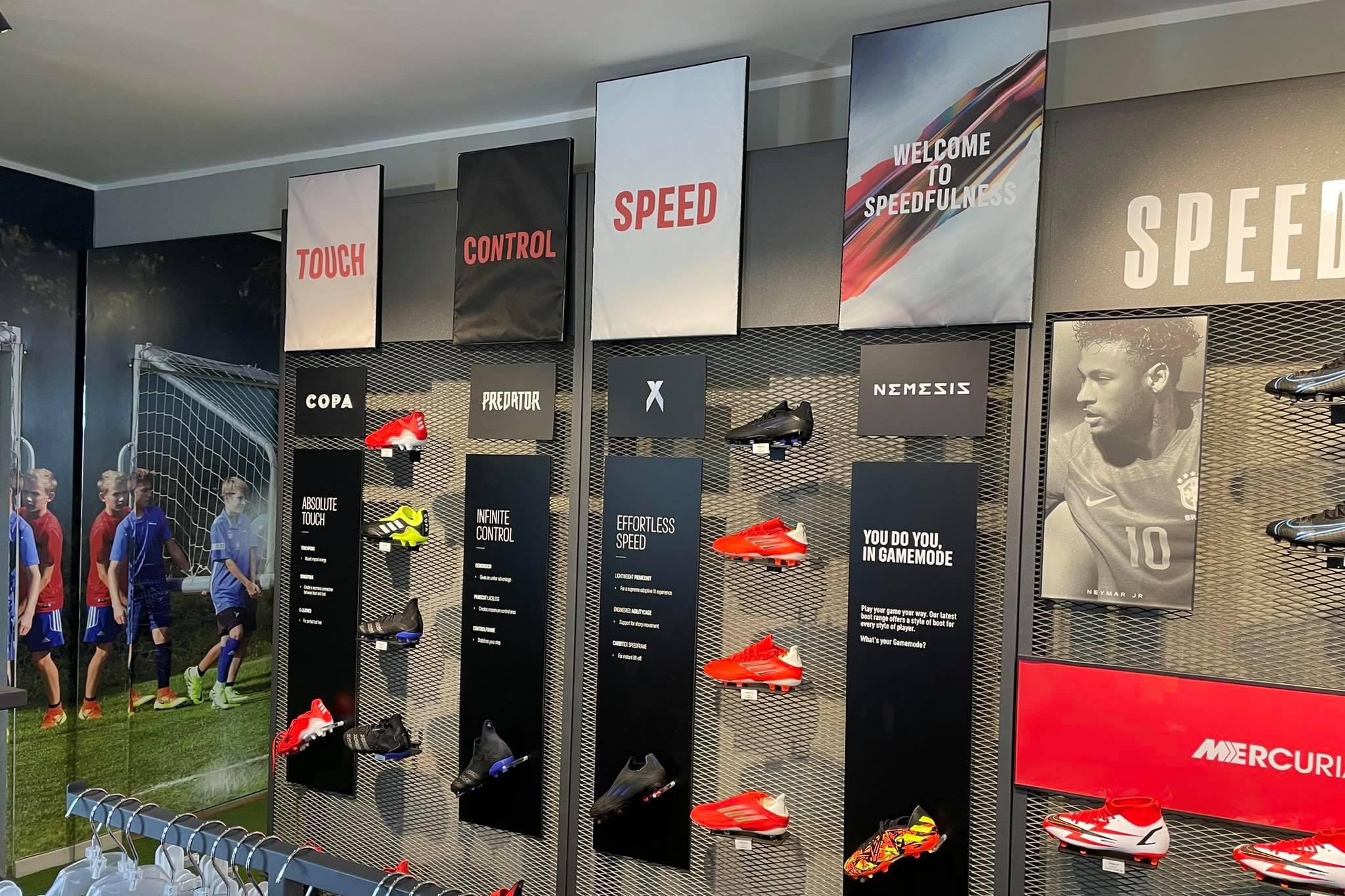 Reklamní cedule od jednoho kusu