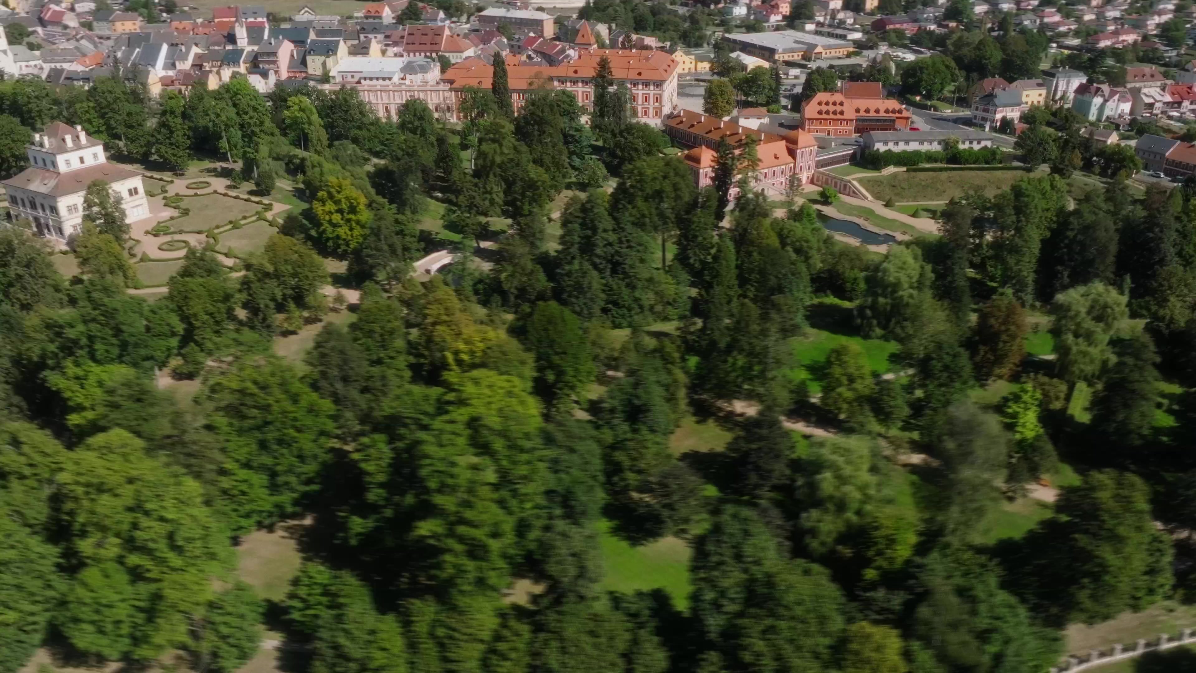 Ostrov - městský úřad foto 2 (náhled videa)