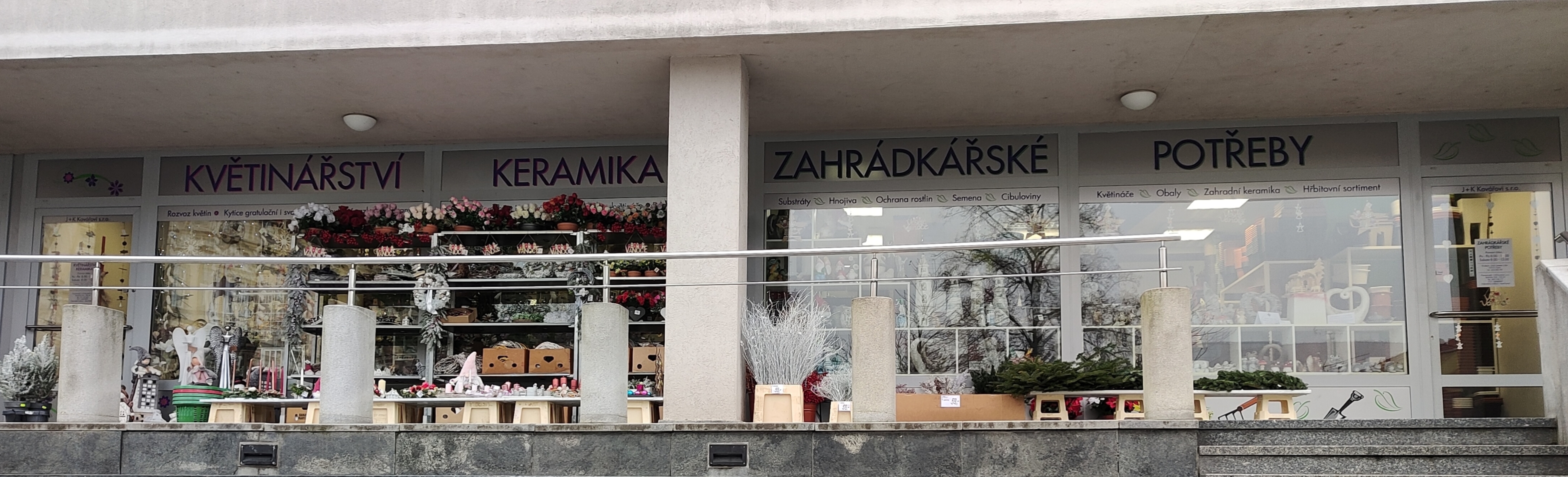 Květinářství na schodech foto 3
