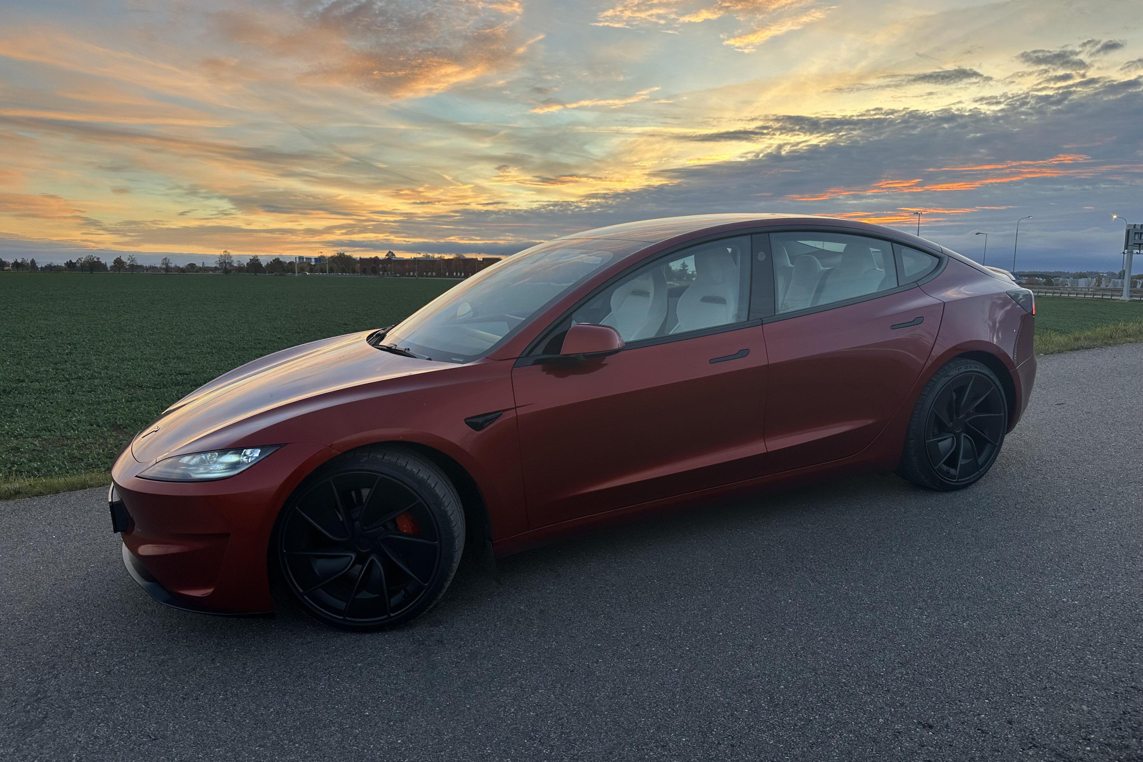 Řidič v Tesle: Model 3 performance