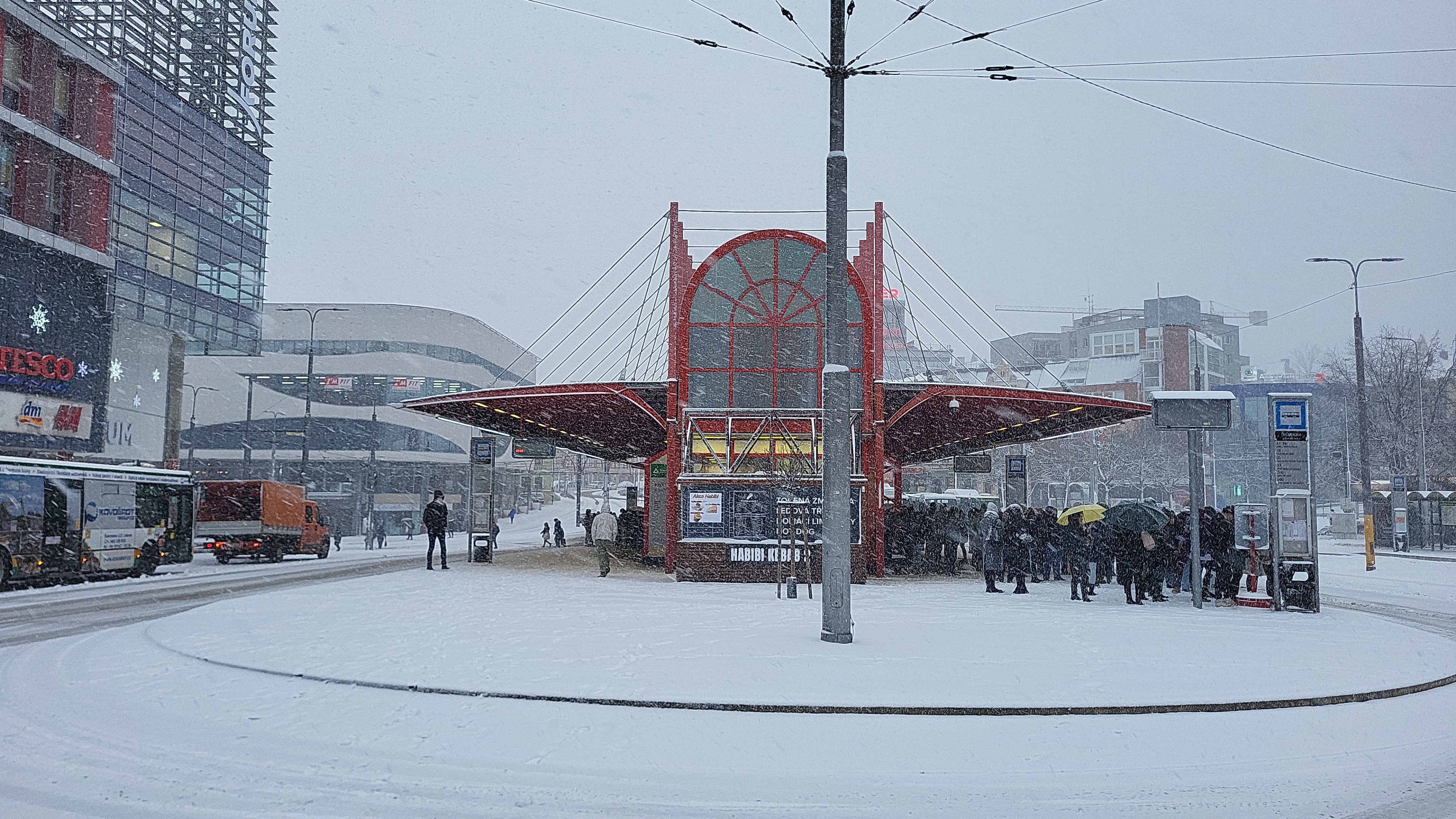 Stánek s občerstvením u terminálu MHD