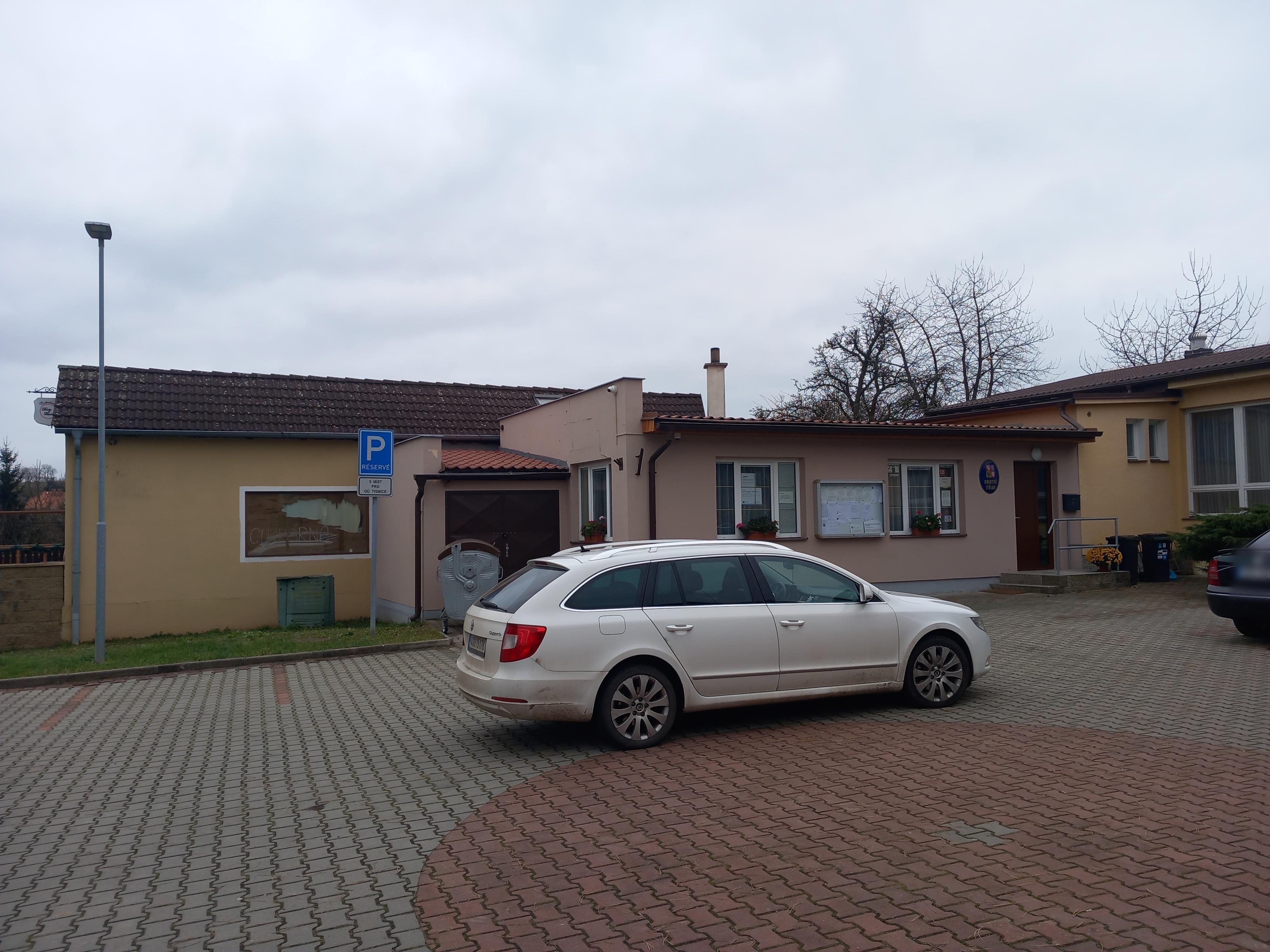 Tismice - obecní úřad foto 2