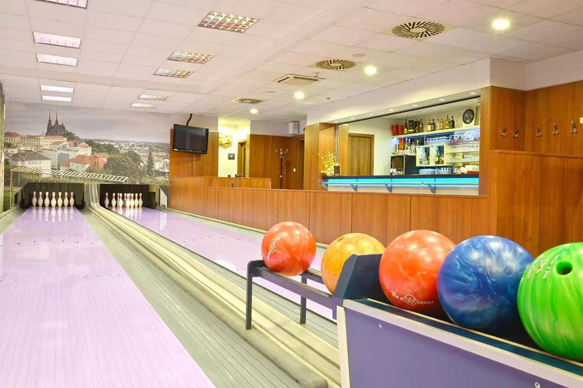 Bowling bar