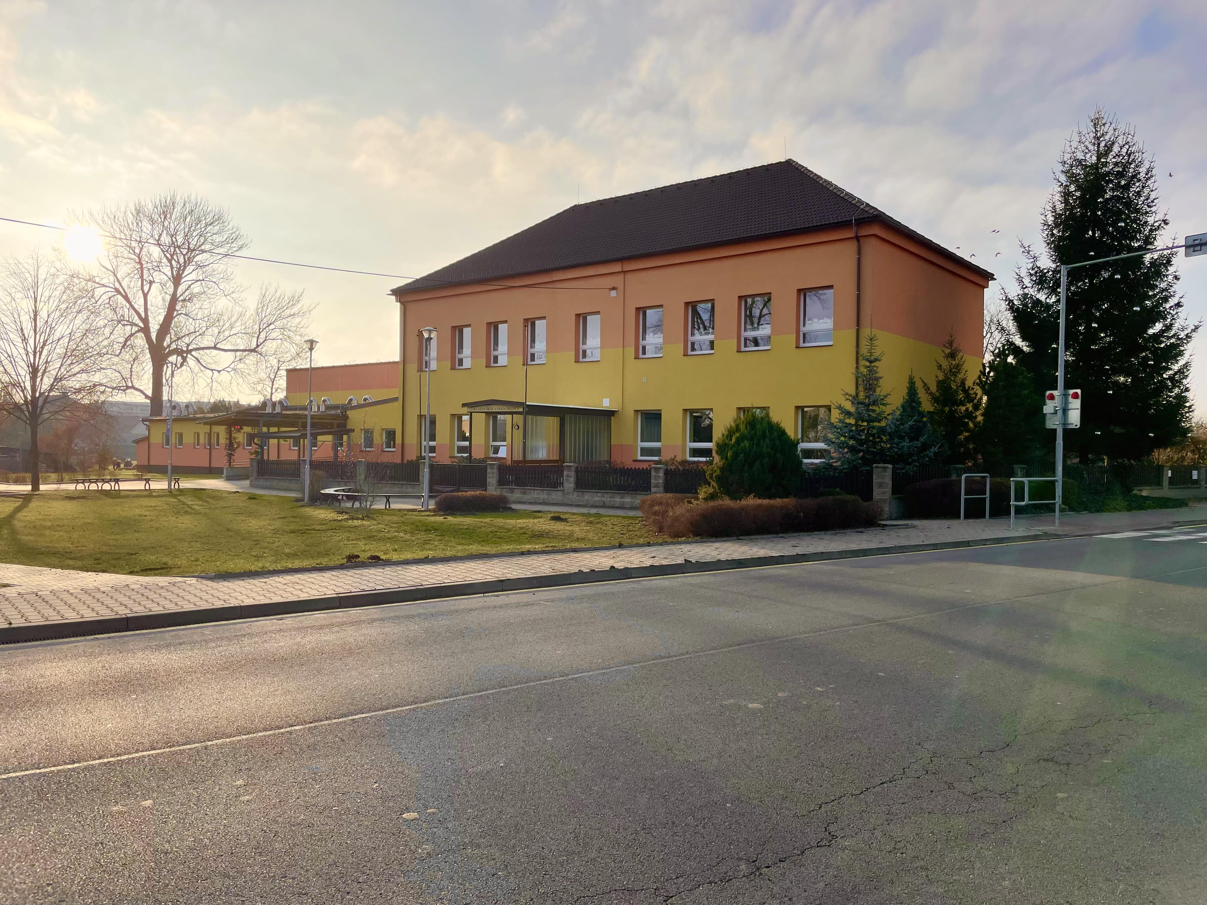 Základní škola Dolní Ředice, okres Pardubice foto 2