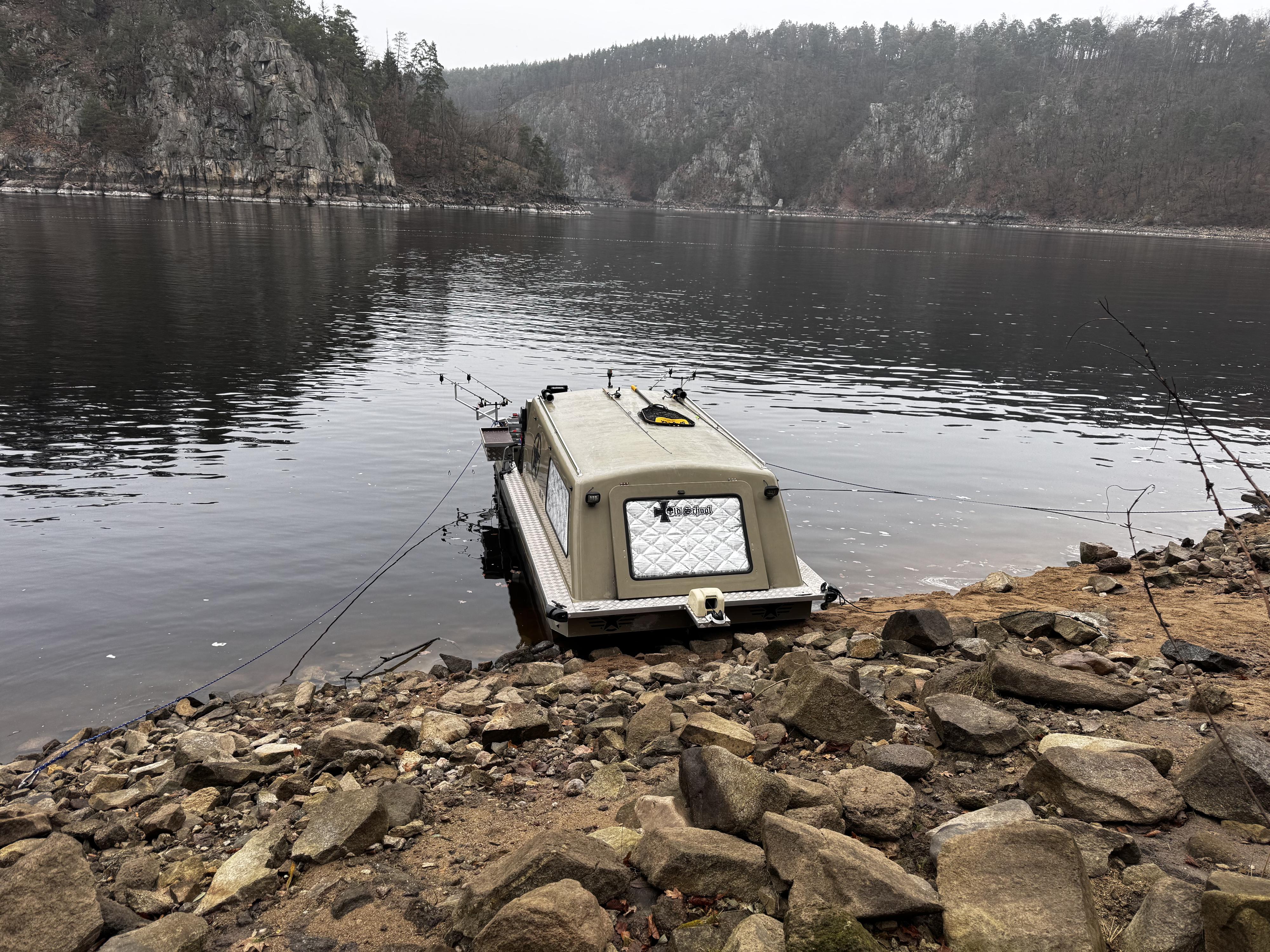 Půjčovna rybářské lodě na Orlíku foto 4
