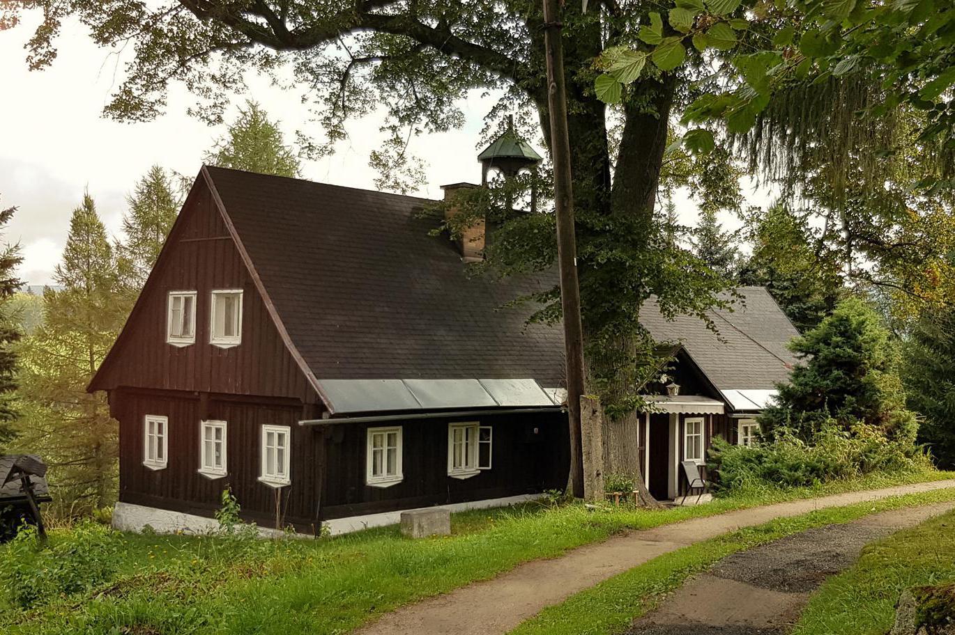 Chaloupka pod lípou