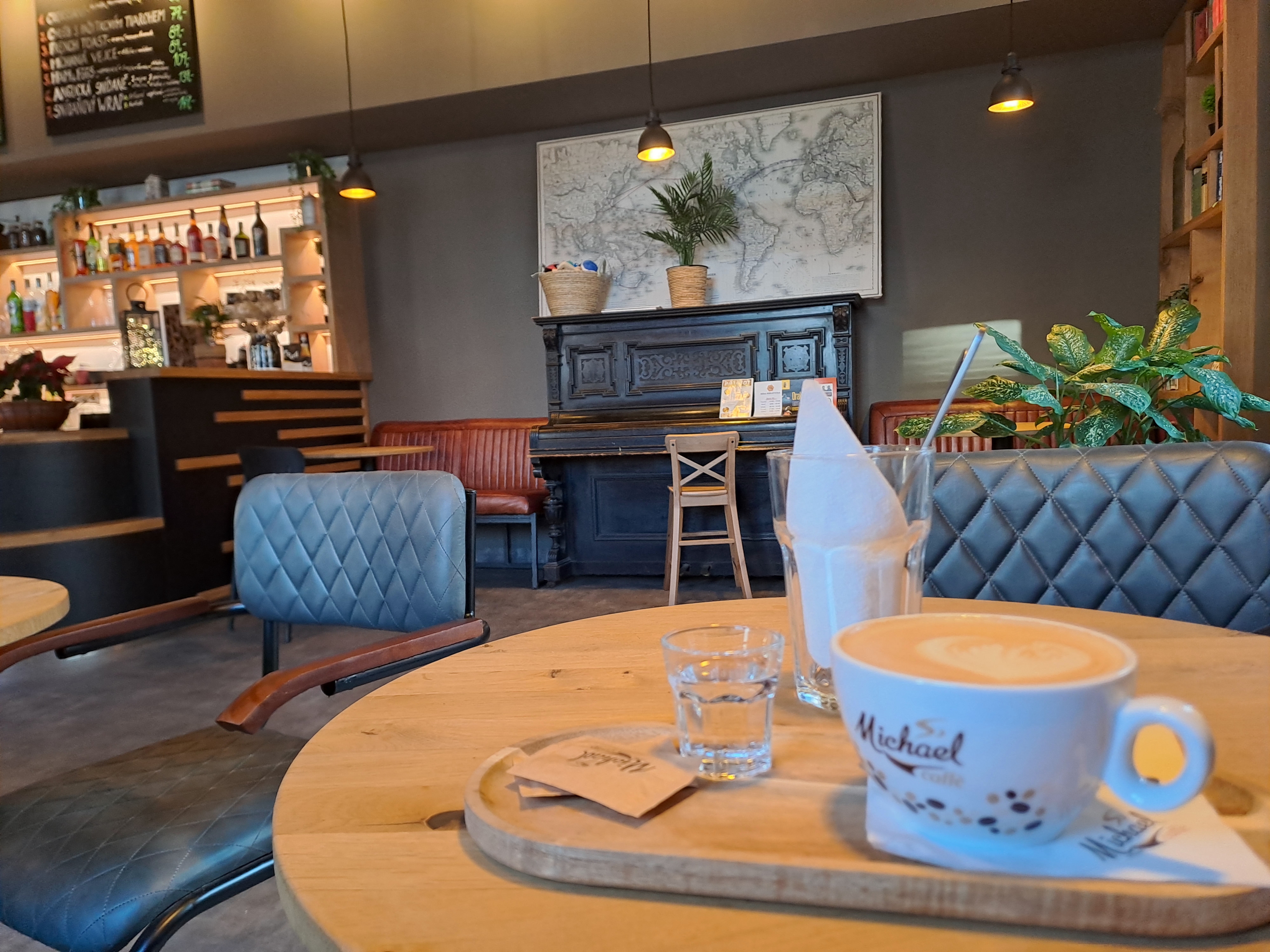 La. CAFÉ BISTRO BAR