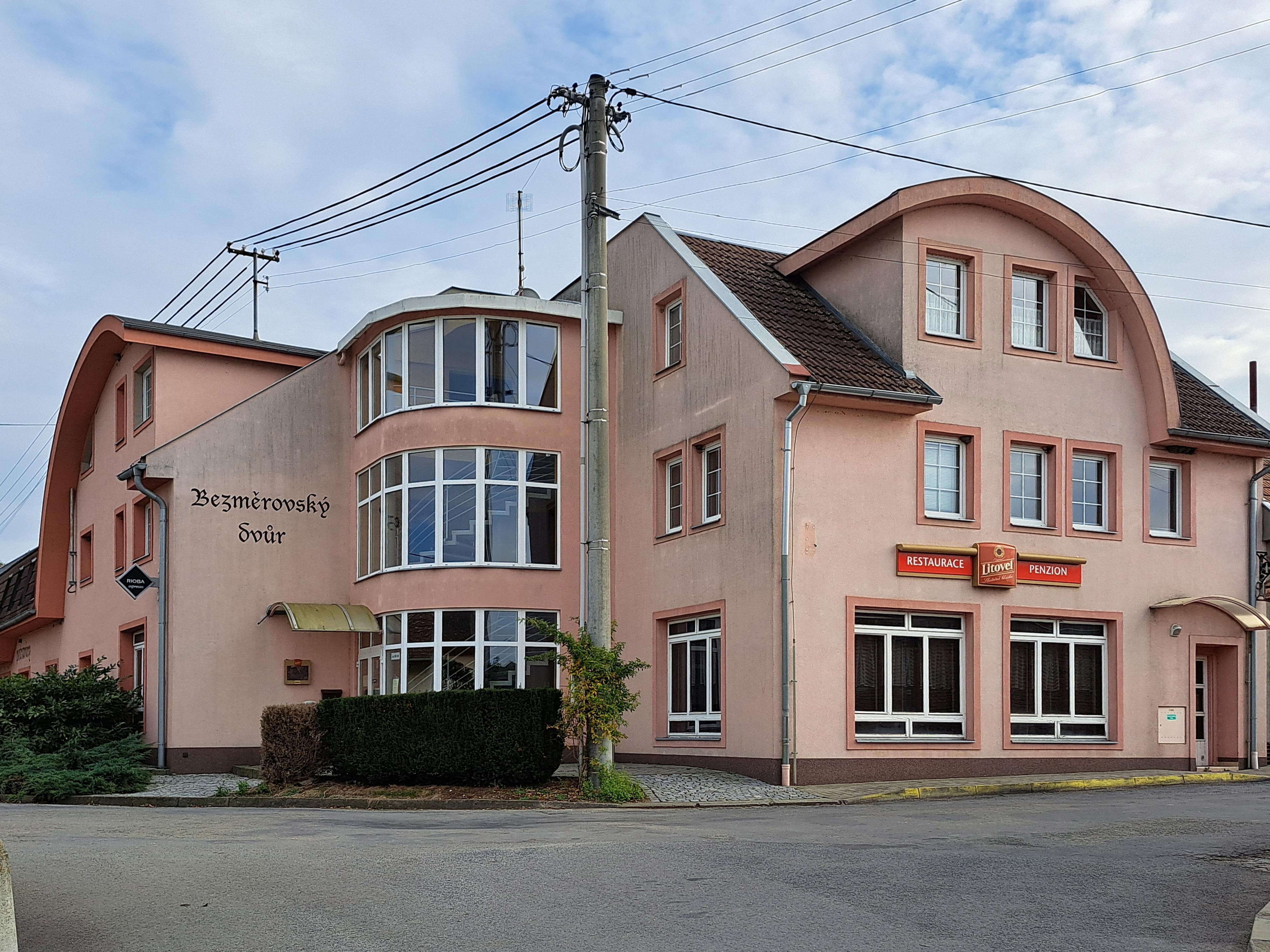 Bezměrovský dvůr - Miloslav Pavelka foto 2